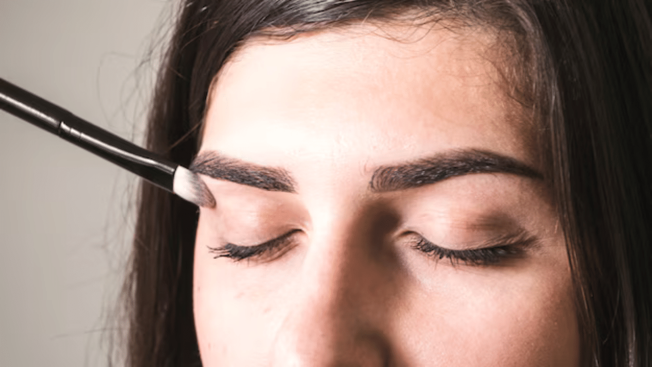 കറ്റാർ വാഴ: പുരികം കട്ടിയാക്കുന്നതിന് കറ്റാർ വാഴ  ഒരു മികച്ച പരിഹാരമാണിത്. ധാതുക്കളും വൈറ്റാമിനുകളും കൊണ്ട് ഇവ നിറഞ്ഞിരിക്കുന്നു. കറ്റാർ വാഴ ജെൽ വേർതിരിച്ചെടുത്ത് പുരികങ്ങളിൽ പുരട്ടുക, ഏകദേശം 30 മിനിറ്റ് നേരം വയ്ക്കുക, തുടർന്ന് മുഖം കഴുകുക. ഇത് എല്ലാ ദിവസവും രണ്ടുതവണ ചെയ്താൽ ഫലം ഉറപ്പാണ്.