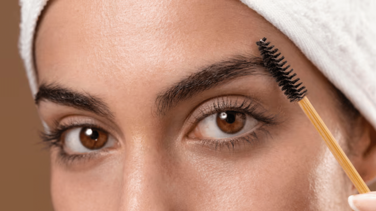 റോസ്മേരി ഓയിൽ: ആന്റിഓക്‌സിഡന്റുകൾ കൊണ്ട് സമ്പുഷ്ടമായ റോസ്മേരി ഓയിൽ രക്തചംക്രമണം ഉത്തേജിപ്പിക്കുകയും പുരികങ്ങൾക്ക് കട്ടിയുള്ള നിറം നൽകുകയും ചെയ്യുന്നു. ഒരു കാരിയർ ഓയിലിനൊപ്പം കുറച്ച് തുള്ളി റോസ്മേരി ഓയിൽ ചേർത്ത്, പുരികങ്ങളിലും കണ്പീലികളിലും പുരട്ടുക. എല്ലാ ദിവസവും ഇത് പുരട്ടുക, ഏതാനും ആഴ്ചകൾക്കുള്ളിൽ ഫലം കാണാം.