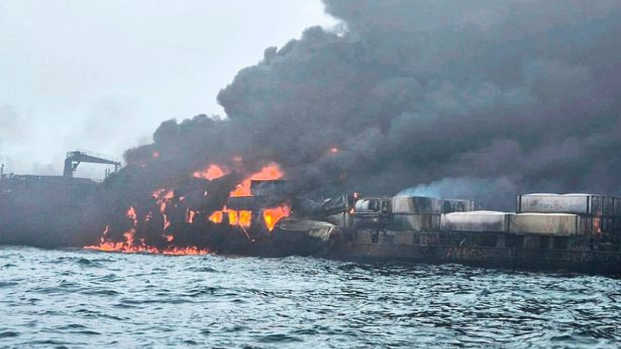 Oil Tanker and Cargo Vessel Collide: ഇംഗ്ലണ്ടിന്റെ തീരത്തിനടുത്ത് ചരക്ക് കപ്പലും ഓയില്‍ ടാങ്കറും കൂട്ടിയിടിച്ച് വന്‍ തീപിടിത്തം