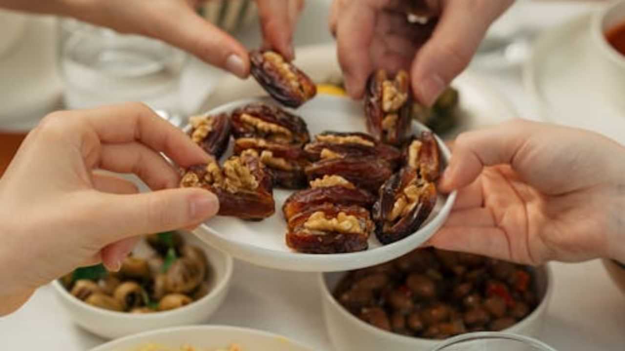 Ramadan In UAE: റമദാനിൽ ആരും പട്ടിണിയാവില്ല; ബസ് ഡ്രൈവർമാർക്കും ഡെലിവറി ഏജൻ്റുമാർക്കും സൗജന്യ ഇഫ്താർ Ramadan In UAE: റമദാനിൽ ആരും പട്ടിണിയാവില്ല; ബസ് ഡ്രൈവർമാർക്കും ഡെലിവറി ഏജൻ്റുമാർക്കും സൗജന്യ ഇഫ്താർ