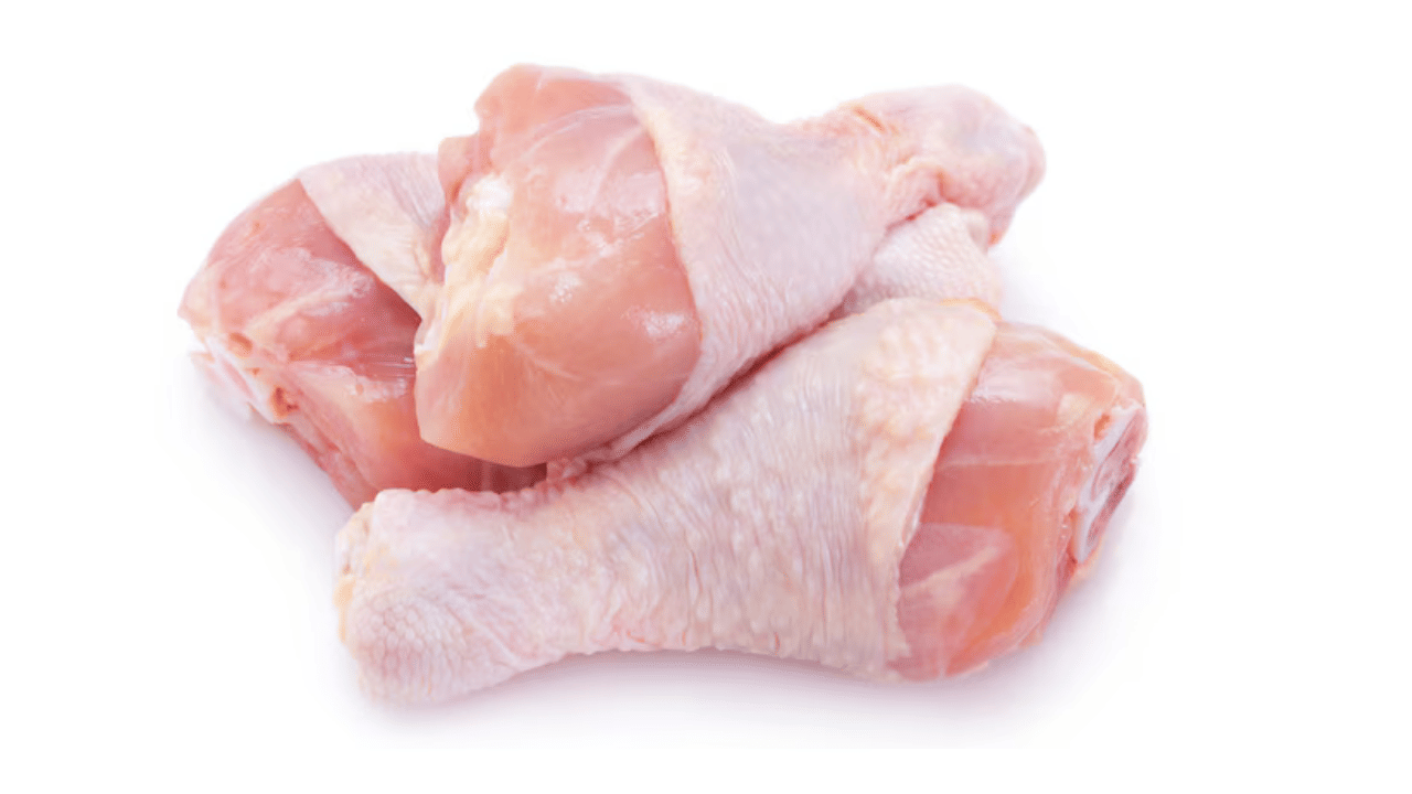 തണുത്ത ചിക്കൻ ഒരു പാത്രത്തിലേക്ക് മാറ്റയ ശേഷം അവയിലേക്ക് കുറച്ച് കുറച്ചായി തിളപ്പിച്ച വെള്ളം ഒഴിച്ചുകൊടുക്കാം. ശേഷം ഇടയ്ക്ക് വെള്ളം മാറ്റാനും ശ്രമിക്കണം. കൂടാതെ ചിക്കൻ ചൂടാവാതെ നോക്കണം.