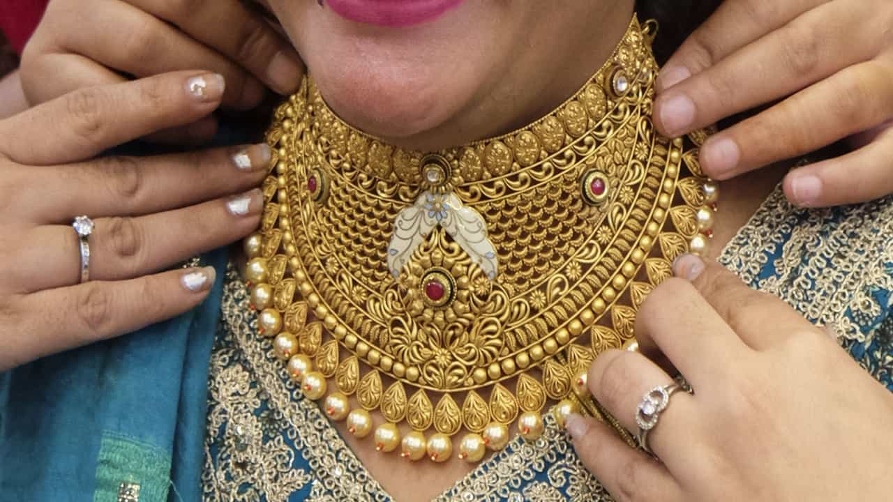 Kerala Gold Rate: പൊന്നൊരുമ്പെട്ടാല്‍ ! സര്‍വകാല റെക്കോഡിലെത്തിയില്ല, എങ്കിലും ഇന്നും സ്വര്‍ണവിലയില്‍ ആശങ്ക; പണിക്കൂലിയും ചേര്‍ത്ത് ഒരു പവന്‌ എത്ര കൊടുക്കണം?