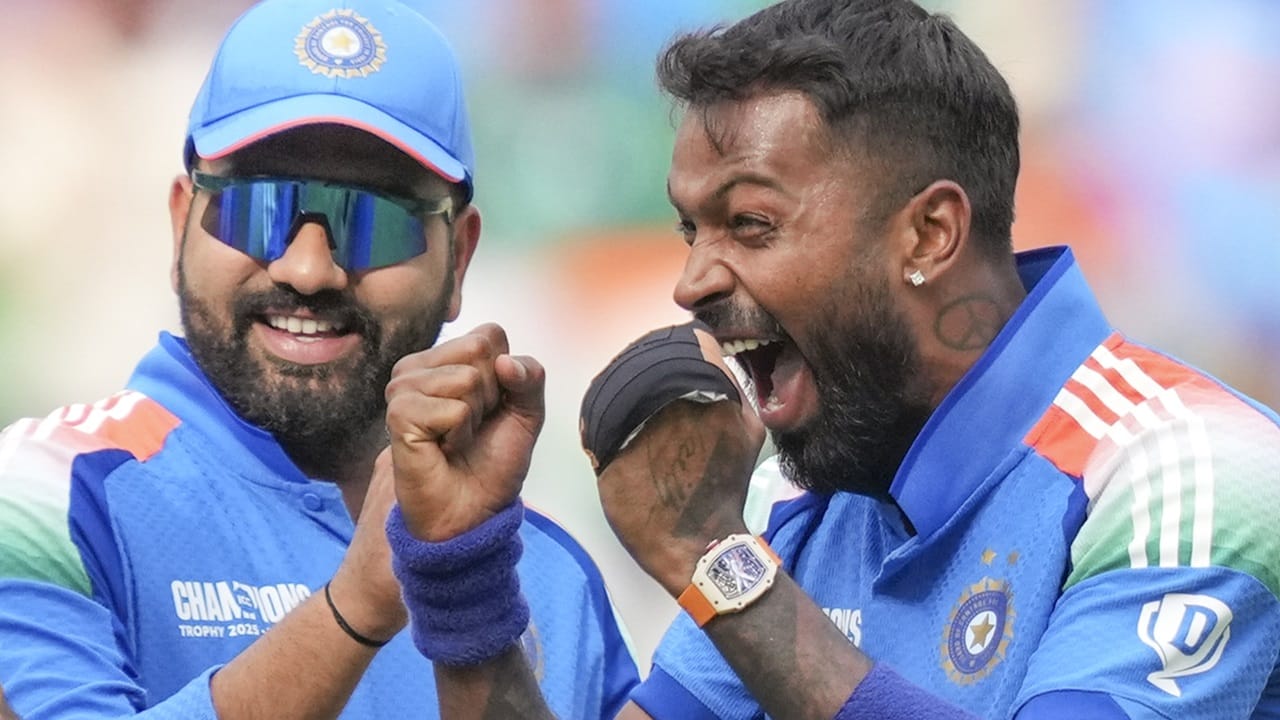 പാകിസ്ഥാനെതിരായ മത്സരത്തിനിടെ ഇന്ത്യന്‍ താരം ഹാര്‍ദ്ദിക് പാണ്ഡ്യയുടെ ആഡംബര വാച്ചിന്റെ ചിത്രം വൈറലായിരുന്നു. റിച്ചാര്‍ഡ് മില്ലെ ആര്‍എം 27-02 വാച്ചിനെക്കുറിച്ചുള്ള ചര്‍ച്ചകളും പിന്നാലെ സജീവമായി (Image Credits: PTI)