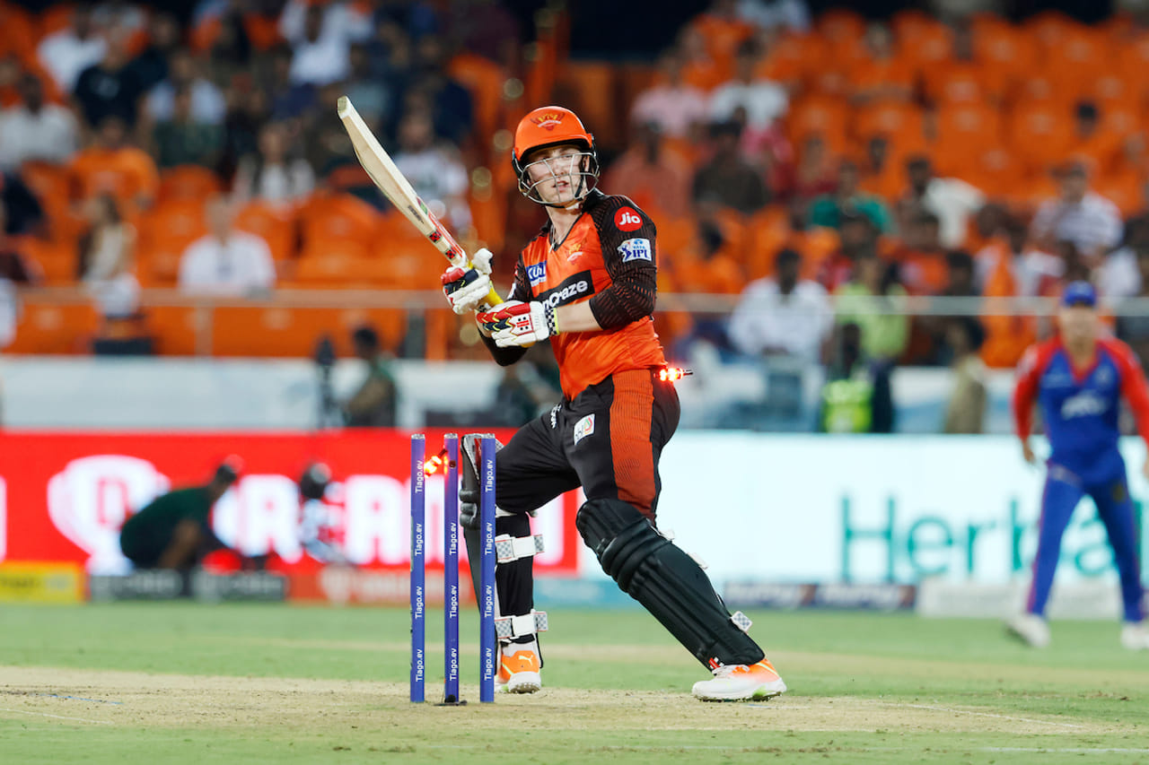 ഐപിഎലിൽ നിന്ന് പിന്മാറിയ ഹാരി ബ്രൂക്കിനെ രണ്ട് വർഷത്തേക്ക് വിലക്കിയെന്ന് റിപ്പോർട്ട്. ലേലത്തിലൂടെ ടീമുകൾ സ്വന്തമാക്കിയതിന് ശേഷം മതിയായ കാരണങ്ങളില്ലാതെ ടൂർണമെൻ്റിൽ നിന്ന് പിന്മാറുന്ന താരങ്ങളെ രണ്ട് വർഷത്തേക്ക് വിലക്കുമെന്ന് നേരത്തെ ഐപിഎൽ അധികൃതർ മുന്നറിയിപ്പ് നൽകിയിരുന്നു. ഇത്തരത്തിൽ ഇപ്പോൾ ഹാരി ബ്രൂക്കിനെ വിലക്കിയെന്നാണ് റിപ്പോർട്ട്. (Image Courtesy - Social Media)
