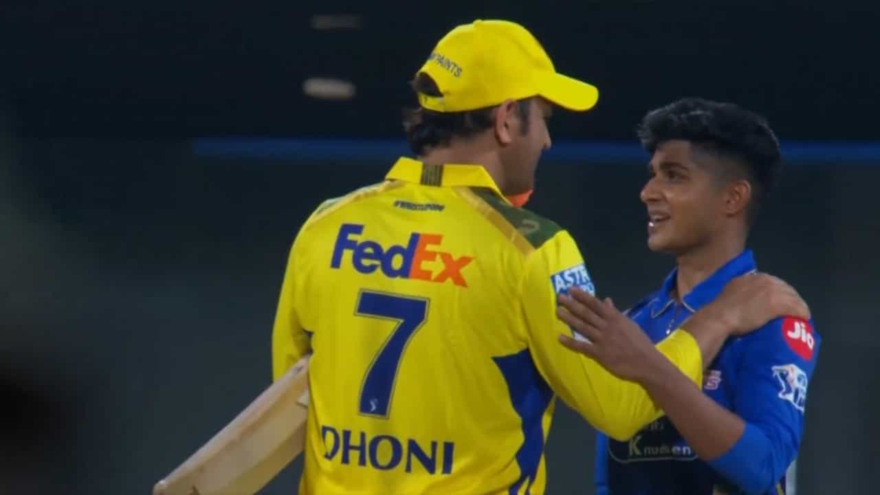 IPL 2025: നീ ഏതാടാ മോനേ?; മത്സരത്തിന് ശേഷം വിഗ്നേഷ് പുത്തൂരുമായുള്ള ധോണിയുടെ ദൃശ്യങ്ങൾ വൈറൽ