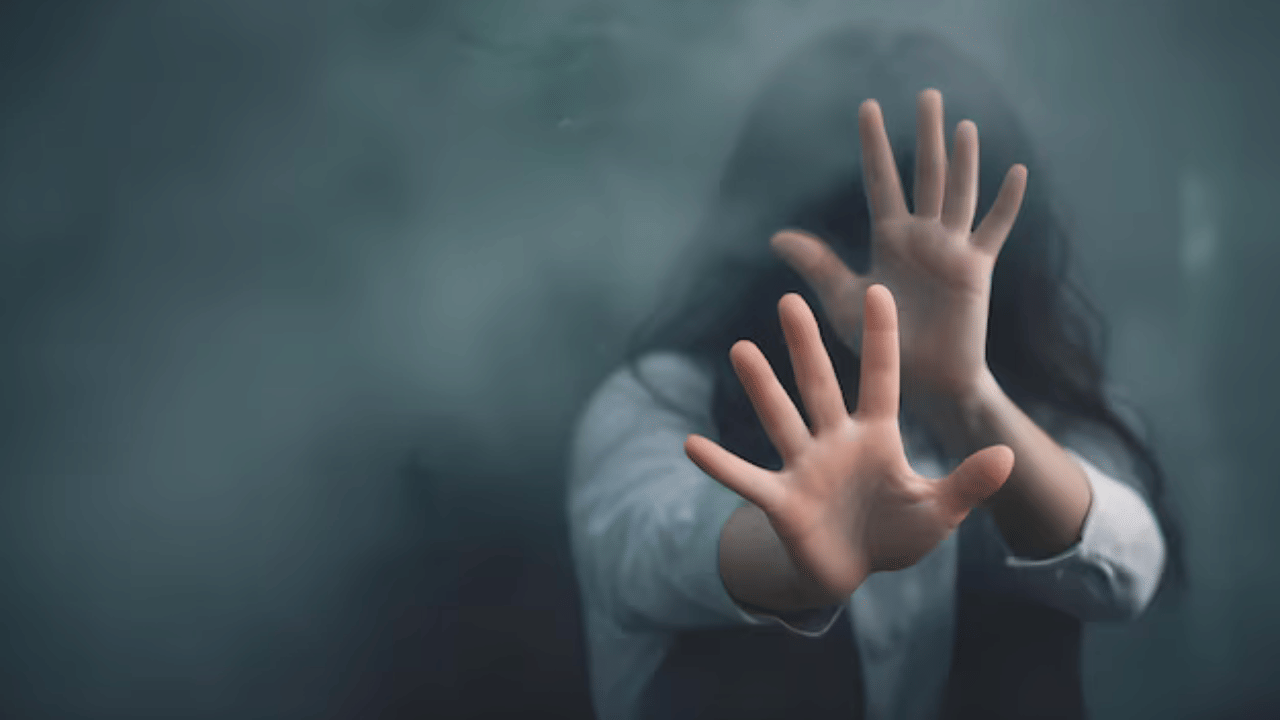 IT Professional Assaulted: എൻജിനീയറെ കൂട്ടബലാത്സംഗം ചെയ്ത് നഗ്നചിത്രം പകർത്തി; തട്ടിയെടുത്തത് 10 ലക്ഷം, സംഭവം പൂനെയിൽ IT Professional Assaulted: എൻജിനീയറെ കൂട്ടബലാത്സംഗം ചെയ്ത് നഗ്നചിത്രം പകർത്തി; തട്ടിയെടുത്തത് 10 ലക്ഷം, സംഭവം പൂനെയിൽ