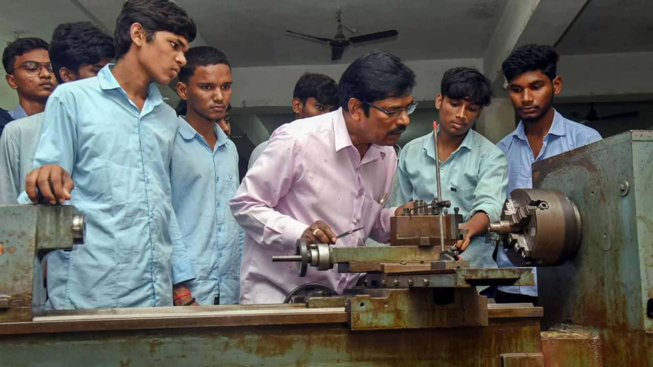 Kerala ITI Courses : ആറ് വർഷമായി പഠിക്കാനാളില്ല; സംസ്ഥാനത്തെ ഐടിഐകളിൽ നിന്നും 749 ട്രേഡുകൾ ഒഴിവാക്കുന്നു