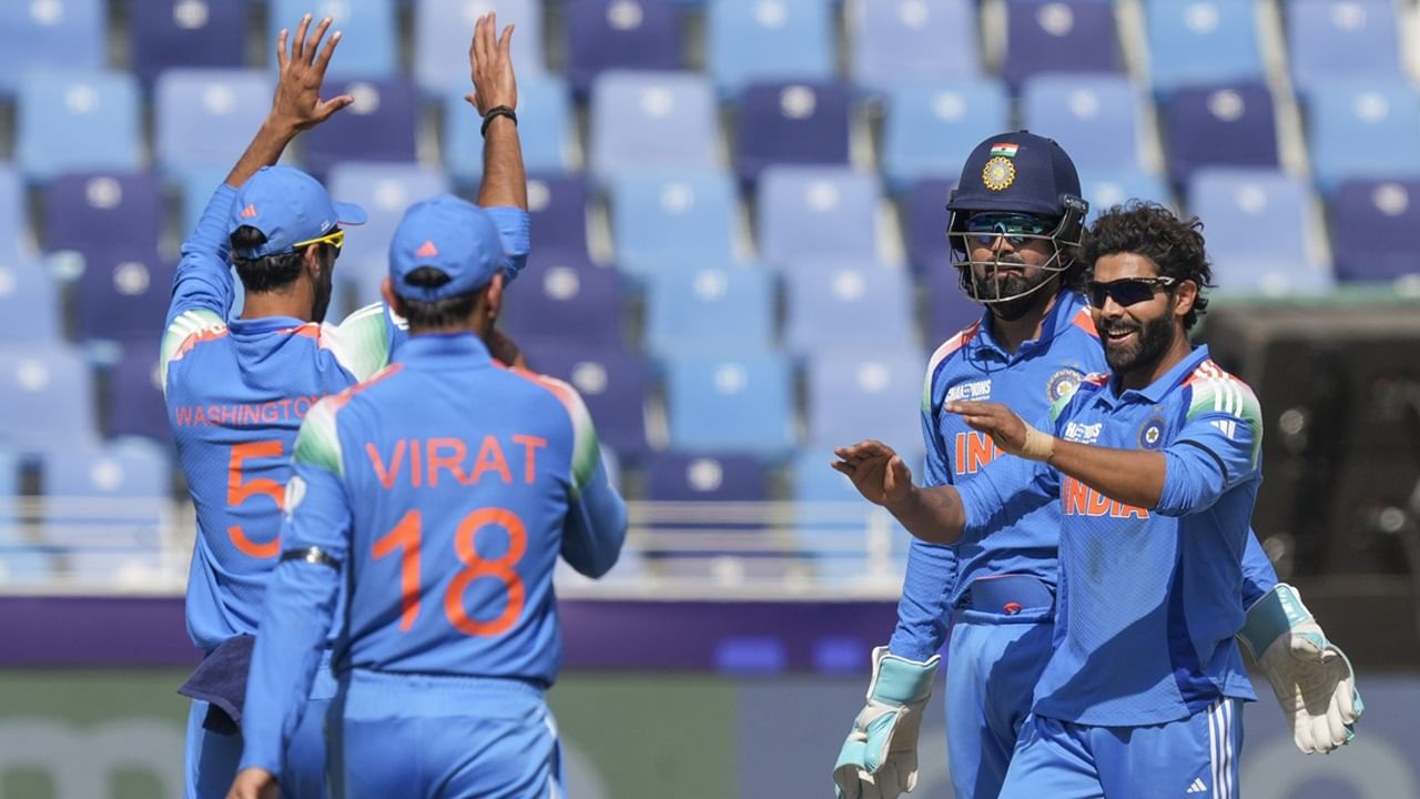 അതേസമയം, സെമിയില്‍ ഓസ്‌ട്രേലിയയെ കീഴടക്കി ഇന്ത്യ ഫൈനലിലെത്തി. നാല് വിക്കറ്റിനായിരുന്നു ജയം. 98 പന്തില്‍ 84 റണ്‍സെടുത്ത വിരാട് കോഹ്ലിയാണ് കളിയിലെ താരം. മുഹമ്മദ് ഷമി 10 ഓവറില്‍ 48 റണ്‍സ് വഴങ്ങി മൂന്ന് വിക്കറ്റെടുത്തു (Image Credits: PTI)