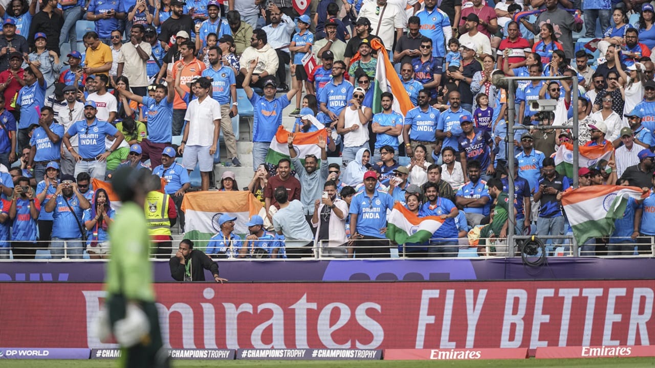 ചാമ്പ്യന്‍സ് ട്രോഫി ഫൈനലിന്റെ മുഴുവന്‍ ഓണ്‍ലൈന്‍ ടിക്കറ്റുകളും വിറ്റുതീര്‍ന്നതായി റിപ്പോര്‍ട്ട്. ഓണ്‍ലൈനില്‍ വില്‍പന ആരംഭിച്ച് രണ്ട് മണിക്കൂറില്‍ തന്നെ ടിക്കറ്റുകള്‍ വിറ്റു തീര്‍ന്നതായാണ് റിപ്പോര്‍ട്ട് (Image Credits : PTI)