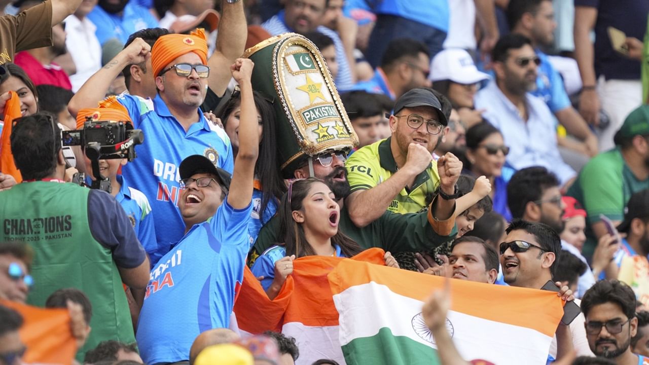 ഓണ്‍ലൈനില്‍ ടിക്കറ്റ് കിട്ടാത്തവര്‍ക്ക് സ്‌റ്റേഡിയത്തില്‍ നിന്ന് നേരിട്ട് വാങ്ങാനാകുമെന്നാണ് റിപ്പോര്‍ട്ട്. ഇന്ത്യ ഫൈനലില്‍ എത്തിയതിന് പിന്നാലെയാണ് ഓണ്‍ലൈന്‍ ടിക്കറ്റ് പെട്ടെന്ന് വിറ്റുതീര്‍ന്നത് (Image Credits : PTI)