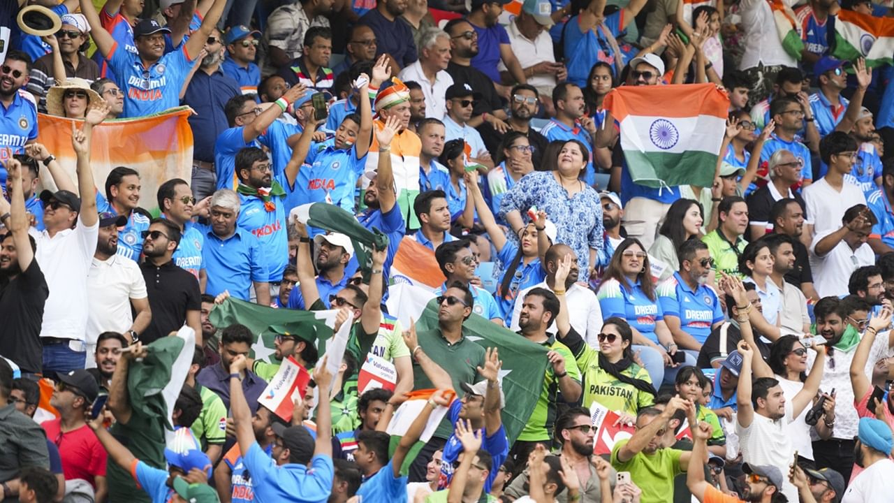 12 വിഭാഗത്തിലുള്ള ടിക്കറ്റുകളായിരുന്നു വില്‍പനയ്ക്കുണ്ടായിരുന്നത്. ഇതില്‍ ഏറ്റവും നിരക്കേറിയ ടിക്കറ്റുകള്‍ പോലും മിന്നല്‍ വേഗത്തില്‍ വിറ്റുതീര്‍ന്നു (Image Credits : PTI)