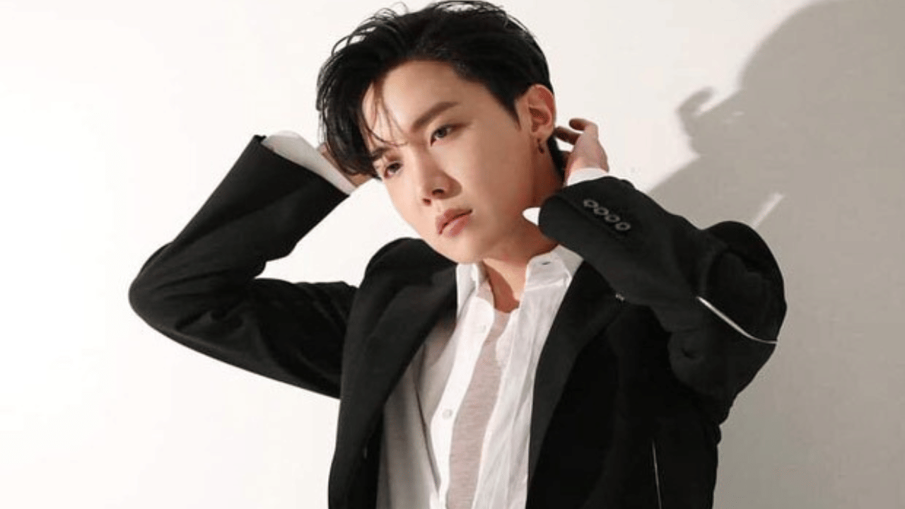 കൊറിയൻ സംഗീത ബാൻഡായ ബിടിഎസിലെ അംഗമായ ജെ-ഹോപ്പ് മാർച്ച് 10 ന് ജിമ്മി ഫാലൺ ഷോയിൽ അതിഥിയാകും. ബിടിഎസിനൊപ്പം താരം ഈ ഷോയിൽ നിരവധി തവണ പങ്കെടുത്തിട്ടുണ്ടെങ്കിലും ഒറ്റയ്ക്ക് പ്രത്യക്ഷപ്പെടുന്നത് ഇതാദ്യമായാണ്. (Image Credits: X)