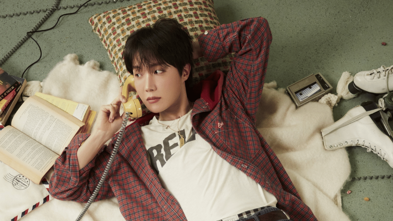 സംഗീത ലോകത്തേക്ക് തന്റെ ശക്തമായ തിരിച്ചുവരവ് അറിയിച്ചിരിക്കുകയാണ് ബിടിഎസ് അംഗമായ ജെ-ഹോപ്പ്. ഇപ്പോൾ കെ-പോപ്പ് ലോകത്തെ ചർച്ചാവിഷയം താരം തന്നെയാണ്. ജെ-ഹോപ്പ് തന്റെ പുതിയ സിംഗിളായ സ്വീറ്റ് ഡ്രീംസിന്റെ റിലീസിന് മുന്നോടിയായി നടത്തിയ ലൈവ് സ്ട്രീം ബിടിഎസ് ആർമിയെ (ആരാധകർ) ഒട്ടാകെ ആവേശഭരിതരാക്കിയിരിക്കുകയാണ്. (Image Credits: X)