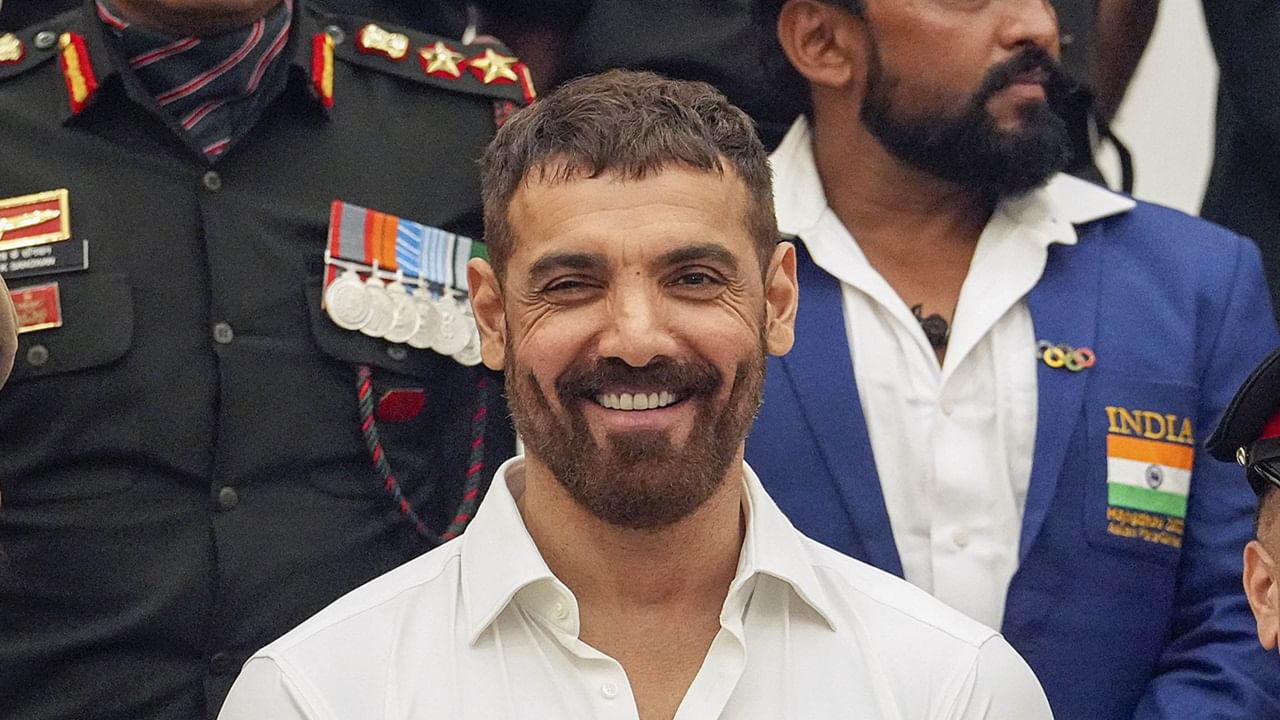 ഒരു ഇന്ത്യക്കാരനായതില് താന് അഭിമാനിക്കുന്നുവെന്നും അദ്ദേഹം പറഞ്ഞു. മറ്റ് കാരണങ്ങളാല് ആളുകള് നിങ്ങളെ ഇഷ്ടപ്പെടുകയോ ഇഷ്ടപ്പെടാതിരിക്കുകയോ ചെയ്യാം. താന് ന്യൂനപക്ഷത്തില് നിന്നാണെന്നും അദ്ദേഹം പറഞ്ഞു. ജോണ് എബ്രഹാമിന്റെ വാക്കുകളിലൂടെ (Image Credits: PTI)