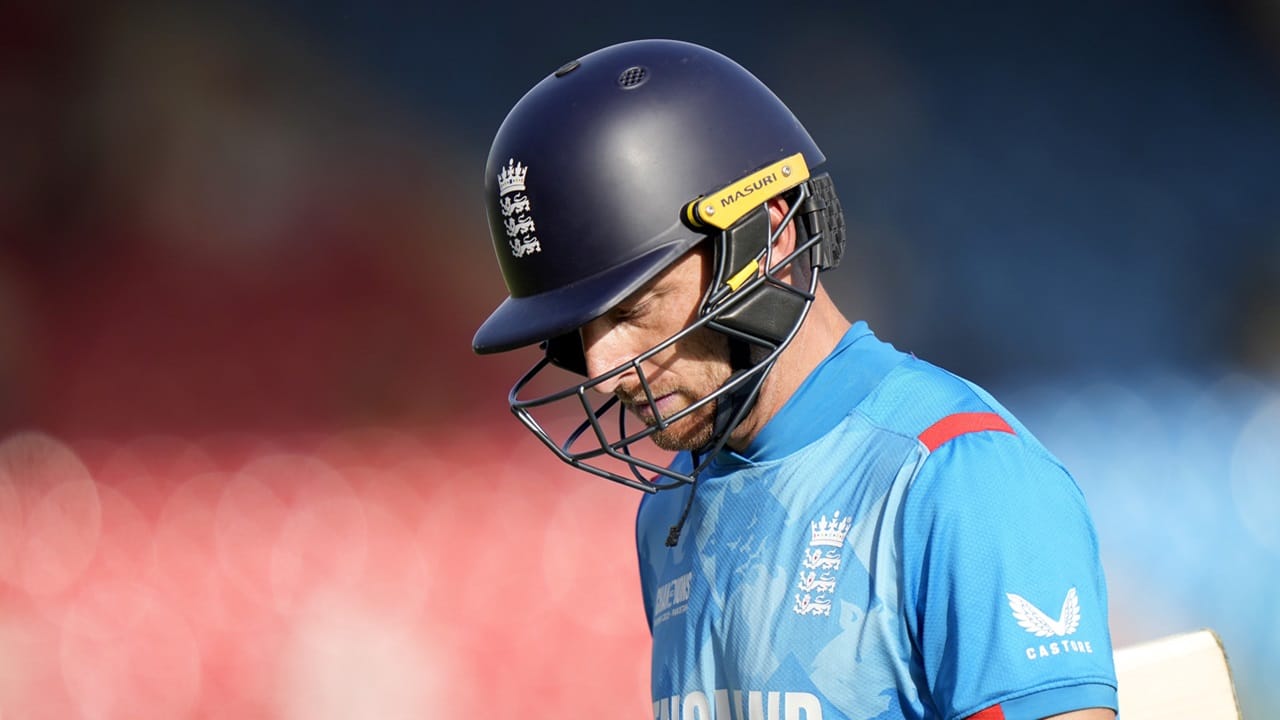 ഇംഗ്ലണ്ടിന്റെ വൈറ്റ് ബോള്‍ ഫോര്‍മാറ്റ് നായകസ്ഥാനത്തുനിന്ന് ജോസ് ബട്ട്‌ലറിന് നിരാശജനകമായ പടിയിറക്കം. ചാമ്പ്യന്‍സ് ട്രോഫിയില്‍ ജോസ് ബട്ട്‌ലറുടെ ക്യാപ്റ്റന്‍സിയില്‍ ഇംഗ്ലണ്ടിന് ഒരു മത്സരം പോലും വിജയിക്കാനായില്ല. ആദ്യ മത്സരത്തില്‍ ഓസ്‌ട്രേലിയയോട് അഞ്ച് വിക്കറ്റിന് തോറ്റു. രണ്ടാം മത്സരത്തില്‍ അഫ്ഗാനിസ്ഥാന്‍ എട്ട് വിക്കറ്റിന് തറപറ്റിച്ചു (Image Credits: PTI)