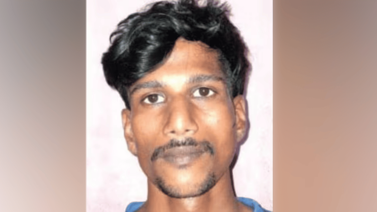 Kollam POCSO Case: പ്രായപൂർത്തിയാകാത്ത സഹോദരിമാരെ പ്രണയം നടിച്ച് പീഡിപ്പിച്ചു; കൊല്ലത്ത് രണ്ട് പേർ അറസ്റ്റിൽ, നാട്ടുകാർ പിടികൂടിയത് മോഷ്ടാക്കളെന്ന് കരുതി Kollam POCSO Case: പ്രായപൂർത്തിയാകാത്ത സഹോദരിമാരെ പ്രണയം നടിച്ച് പീഡിപ്പിച്ചു; കൊല്ലത്ത് രണ്ട് പേർ അറസ്റ്റിൽ, നാട്ടുകാർ പിടികൂടിയത് മോഷ്ടാക്കളെന്ന് കരുതി