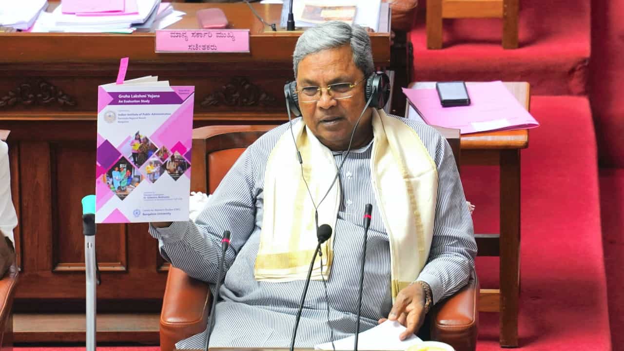 Karnataka: മന്ത്രിമാരുടെയും എംഎൽഎമാരുടെയും ശമ്പളം ഇരട്ടിയാക്കി കർണാടക; മോശം സാമ്പത്തികനില തിരിച്ചടിയ്ക്കുമെന്ന് മുന്നറിയിപ്പ് Karnataka: മന്ത്രിമാരുടെയും എംഎൽഎമാരുടെയും ശമ്പളം ഇരട്ടിയാക്കി കർണാടക; മോശം സാമ്പത്തികനില തിരിച്ചടിയ്ക്കുമെന്ന് മുന്നറിയിപ്പ്