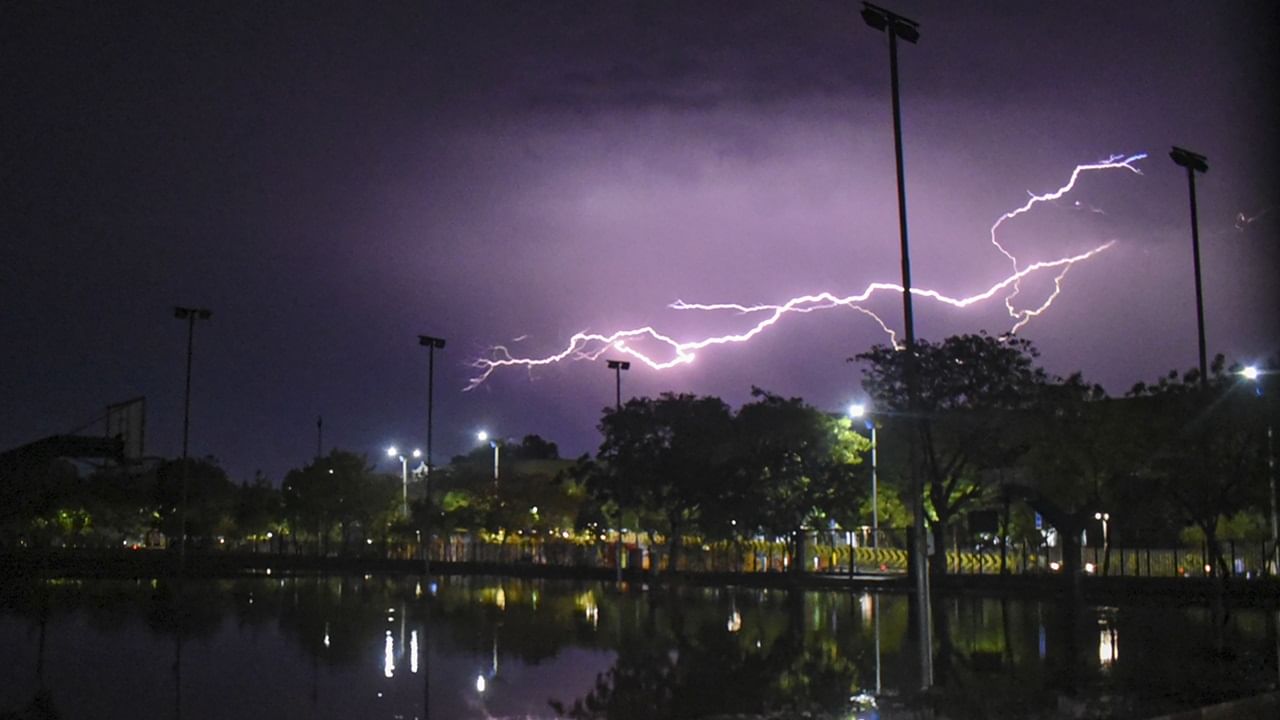 സംഭവത്തിന് പിന്നാലെ ഇടിമിന്നല്‍ സമയത്ത് മൊബൈല്‍ ഫോണ്‍ ഉപയോഗിക്കുന്നത് അപകടകരമാണോയെന്നതിനെക്കുറിച്ച് ചര്‍ച്ചകളും ശക്തമായി. ഇതില്‍ യാഥാര്‍ത്ഥ്യമുണ്ടോ? ഇടിമിന്നല്‍ സമയത്ത് മൊബൈല്‍ ഫോണ്‍ ഉപയോഗിക്കുന്നത് അപകടകരമാണോ? പരിശോധിക്കാം  (Image Credits: PTI)