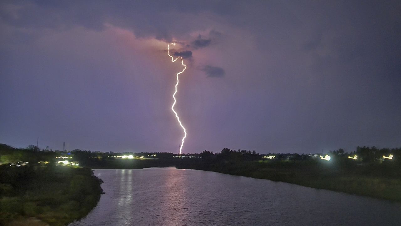 ഇടിമിന്നലുള്ള സമയത്ത് മൊബൈല്‍ ഫോണ്‍ ഉപയോഗിക്കുന്നതില്‍ കുഴപ്പമില്ലെന്നാണ് സംസ്ഥാന ദുരന്ത നിവാരണ വകുപ്പ് വ്യക്തമാക്കുന്നത്. എന്നാല്‍ ടെലഫോണ്‍ ഉപയോഗിക്കരുത്  (Image Credits: PTI)