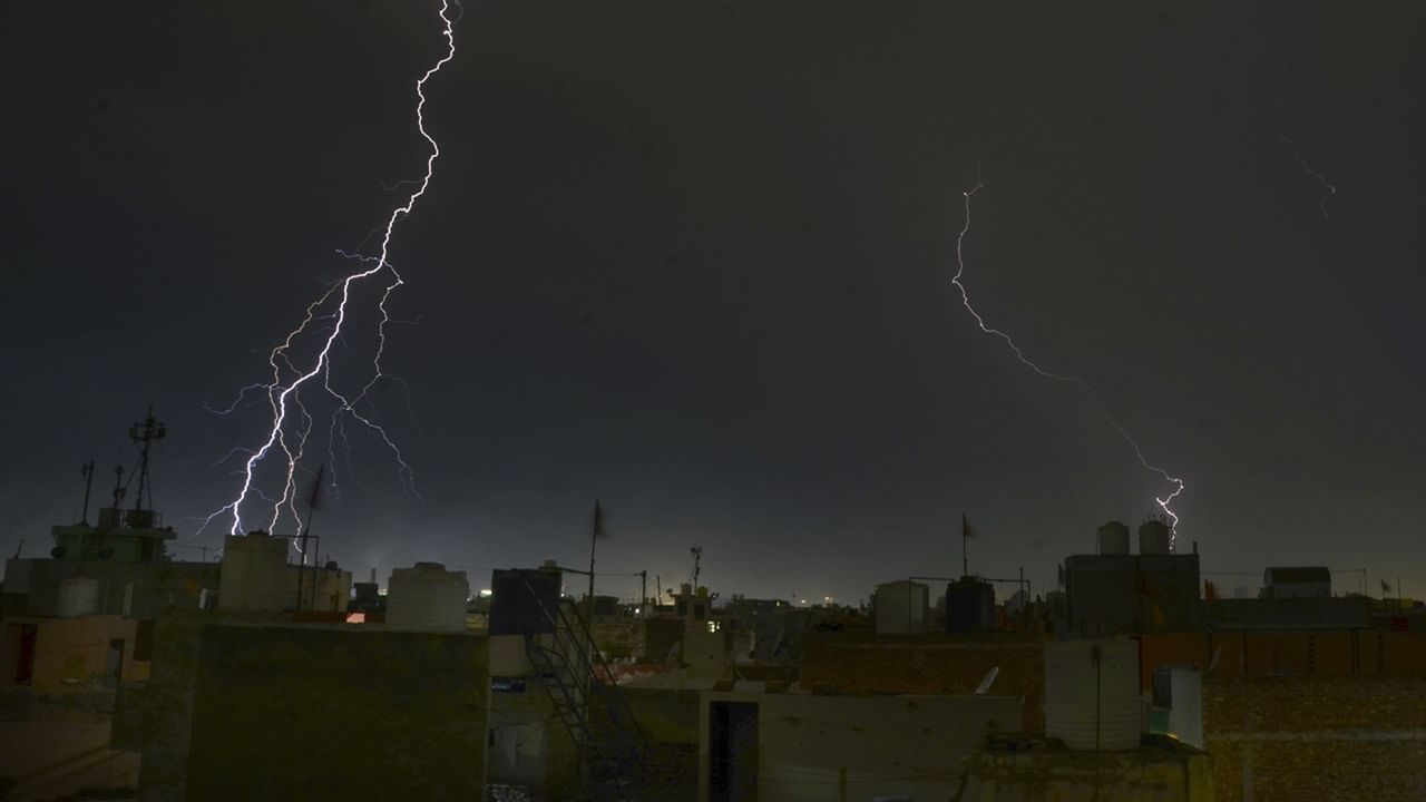 ലാന്‍ഡ്‌ലൈനുകളെ അപേക്ഷിച്ച് മൊബൈല്‍ ഫോണുകള്‍ വയര്‍ലെസ് ആണ്. ഇതാണ് പ്രധാന കാരണം. മൊബൈല്‍ ഫോണുകള്‍ സിഗ്നലുകള്‍ക്കായി റേഡിയോ തരംഗങ്ങളാണ് ഉപയോഗിക്കുന്നത്. അതായത് ഇവ വൈദ്യുതി കടത്തിവിടാത്ത വൈദ്യുതകാന്തിക തരംഗങ്ങളാണ്  (Image Credits: PTI)