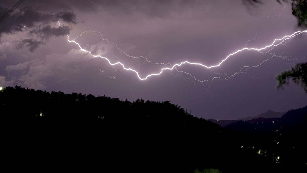 ഏതെങ്കിലും ബാഹ്യ വൈദ്യുത സ്രോതസുകളുമായി മൊബൈല്‍ ഫോണുകള്‍ക്ക് നേരിട്ട് ബന്ധമില്ല. എന്നാല്‍ ഇടിമിന്നല്‍ സമയത്ത് മൊബൈല്‍ ഫോണ്‍ ചാര്‍ജ് ചെയ്ത് ഉപയോഗിക്കരുത്. മിന്നലുള്ള സമയത്ത് തുറസായ സ്ഥലങ്ങളില്‍ നില്‍ക്കരുത്‌. ഇടിമിന്നല്‍ അപകടകാരികളാണ്. ജാഗ്രത പാലിക്കുക. സംസ്ഥാന ദുരന്ത നിവാരണ വകുപ്പ് പുറപ്പെടുവിച്ചിരിക്കുന്ന മുന്നറിയിപ്പുകള്‍ പൂര്‍ണമായും പാലിക്കുക.   (Image Credits: PTI)