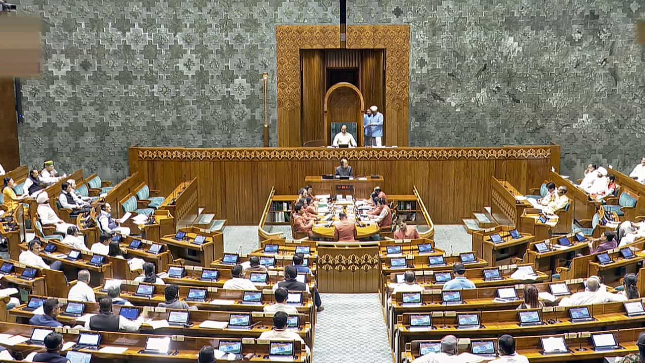 MPs Salary Hike : എംപിമാർ എല്ലാവരും ഹാപ്പി അല്ലേ! ശമ്പളം 24% ഉയർത്തി; അലവൻസും പെൻഷനും കൂട്ടി