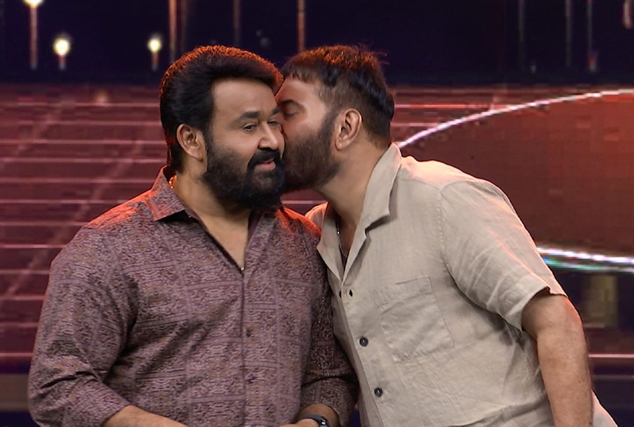 മോഹന്‍ലാലിനെ സൂക്ഷിക്കണം. അവന്‍ അടുത്ത് തന്നെ നായകനാകും എന്ന് മാത്രമല്ല തനിക്ക് ഒരു ഭീഷണിയാകാനും സാധ്യതയുണ്ടെന്നാണ് അന്ന് മമ്മൂട്ടി പറഞ്ഞത്. മോഹന്‍ലാല്‍ വില്ലനായി നില്‍ക്കുമ്പോള്‍ ആണ് മമ്മൂട്ടിയുടെ ഈ ദീര്‍ഘവീക്ഷണം. അതിനര്‍ത്ഥം മമ്മൂട്ടി ചില്ലറക്കാരനല്ല എന്നാണ് ശ്രീനിവാസന്‍ പറയുന്നത്.(image credits: facebook)