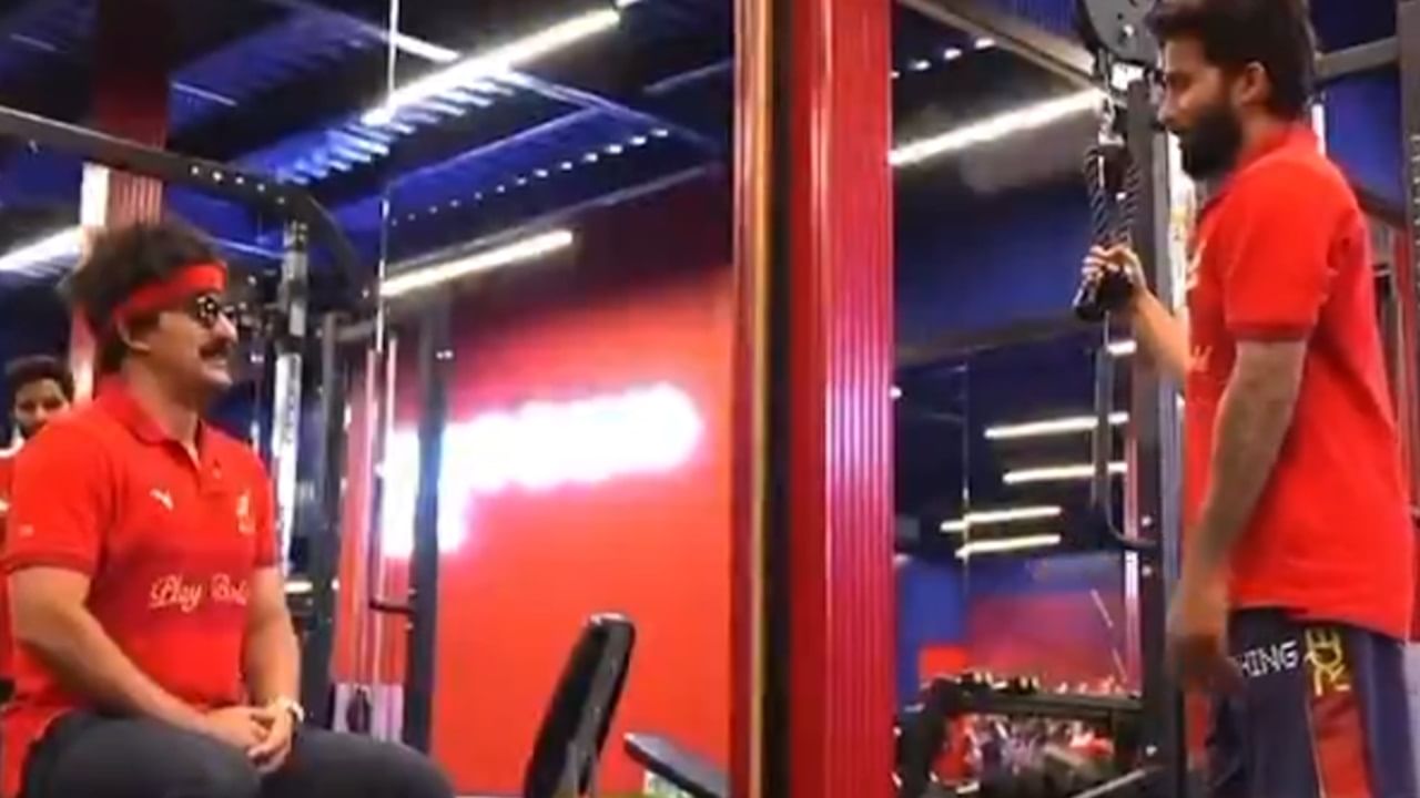 തനിക്ക് അറിയില്ലെന്നാണ് (MI nahi janta) രജത് പറയുന്നതെന്നും ഡാനിഷ് കൂട്ടിച്ചേര്‍ത്തു. 'മൈ നഹി സംജാ' എന്നതിലെ മൈ എന്ന വാക്ക് ഡാനിഷ് ഒരിക്കല്‍ കൂടി ആവര്‍ത്തിച്ചു. മുംബൈ ഇന്ത്യന്‍സിന്റെ ചുരുക്കപ്പേരാണ് MI. അതുകൊണ്ട് തന്നെ ഡാനിഷ് പരിഹസിച്ചത് മുംബൈ ഇന്ത്യന്‍സിനെയാണെന്നാണ് ആരാധകരുടെ വിമര്‍ശനം (Image Credits: Social Media)