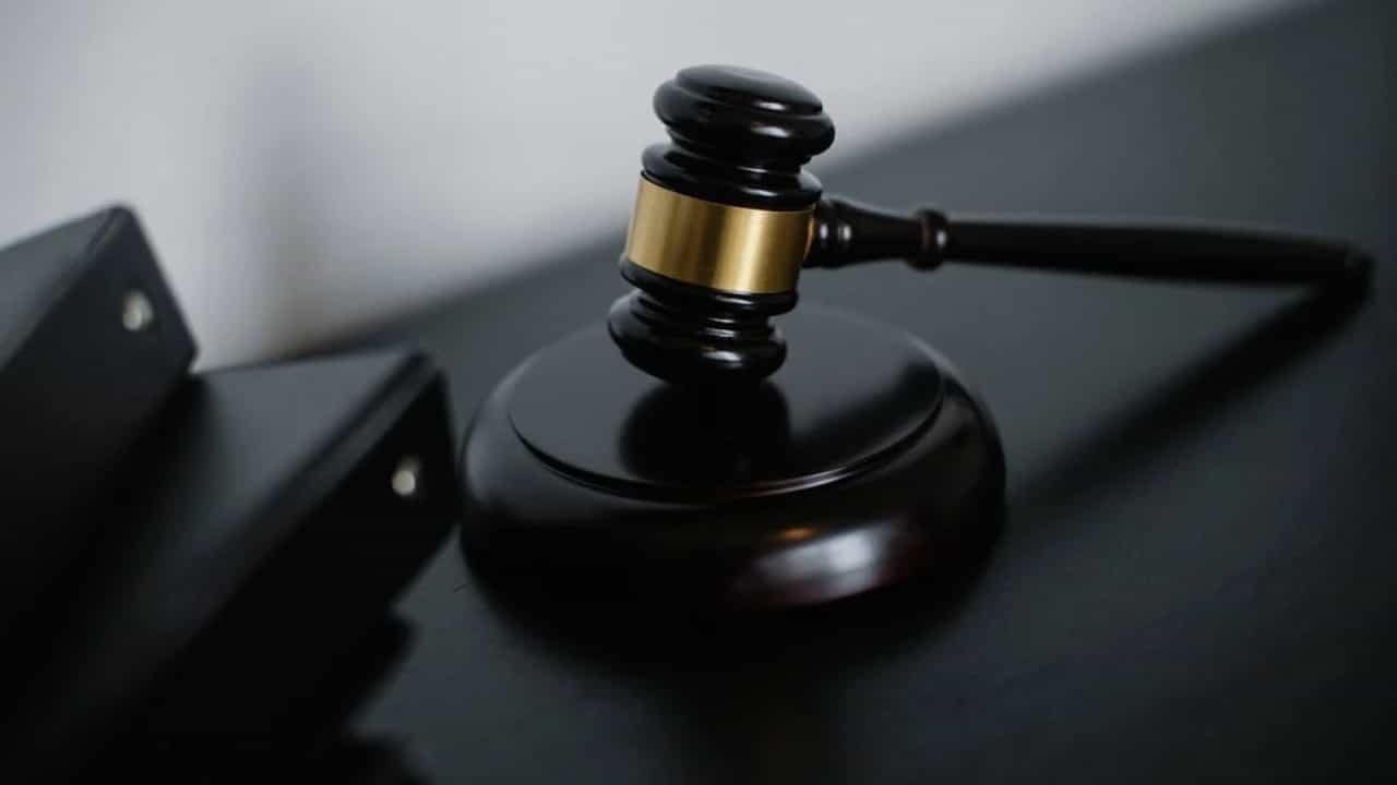 Divorce: നിർബന്ധിച്ച് പഠനം നിർത്താൻ ശ്രമിച്ചാൽ ഭാര്യയ്ക്ക് വിവാഹമോചനം തേടാം; നിർണായക വിധിയുമായി മധ്യപ്രദേശ് ഹൈക്കോടതി