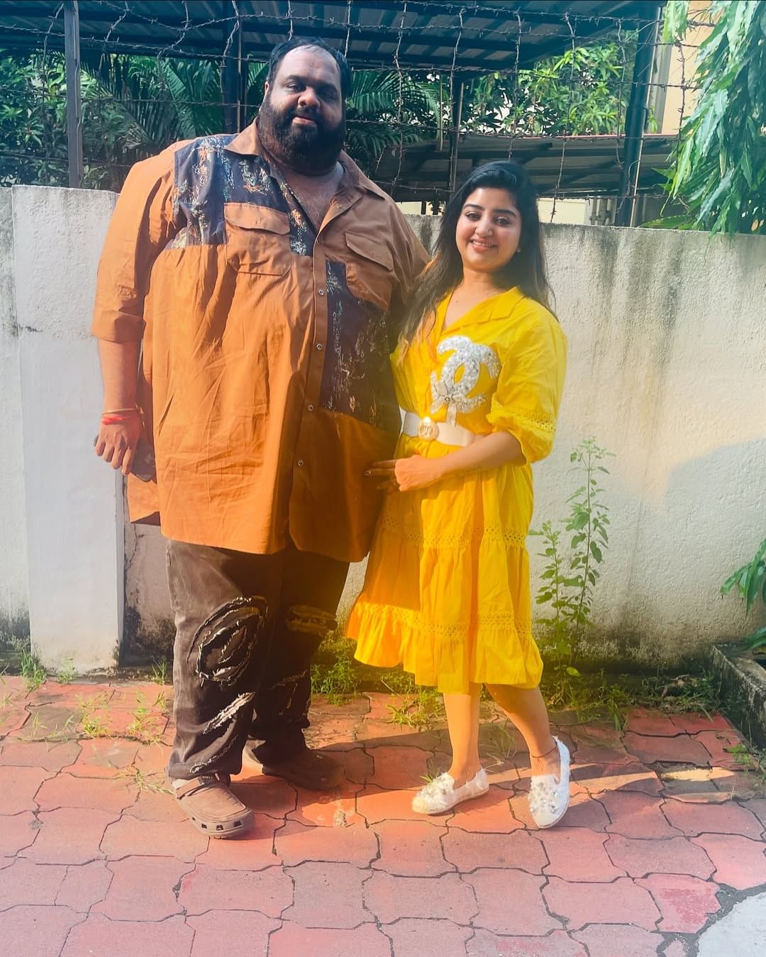 വിവാഹിതരായിട്ട് മൂന്ന് വര്‍ഷങ്ങള്‍ പിന്നിട്ടിരിക്കുകയാണ് താരങ്ങള്‍. ഇതിനിടെ ഇരുവരും ഗലാട്ട തമിഴിന് നല്‍കിയ അഭിമുഖമാണ് വൈറലാകുന്നത്. തങ്ങള്‍ക്ക് കുഞ്ഞിനെ വേണമെന്നാണ് ആഗ്രഹമെന്നാണ് രവീന്ദറും മഹാലക്ഷ്മിയും പറയുന്നത്. എന്നാല്‍ ദൈവം തീരുമാനിക്കുന്നത് പോലെ മുന്നോട്ടുപോകാം എന്ന് കരുതുകയായിരുന്നു എന്ന് ഇരുവരും പറയുന്നു. (Image Credits: Instagram)