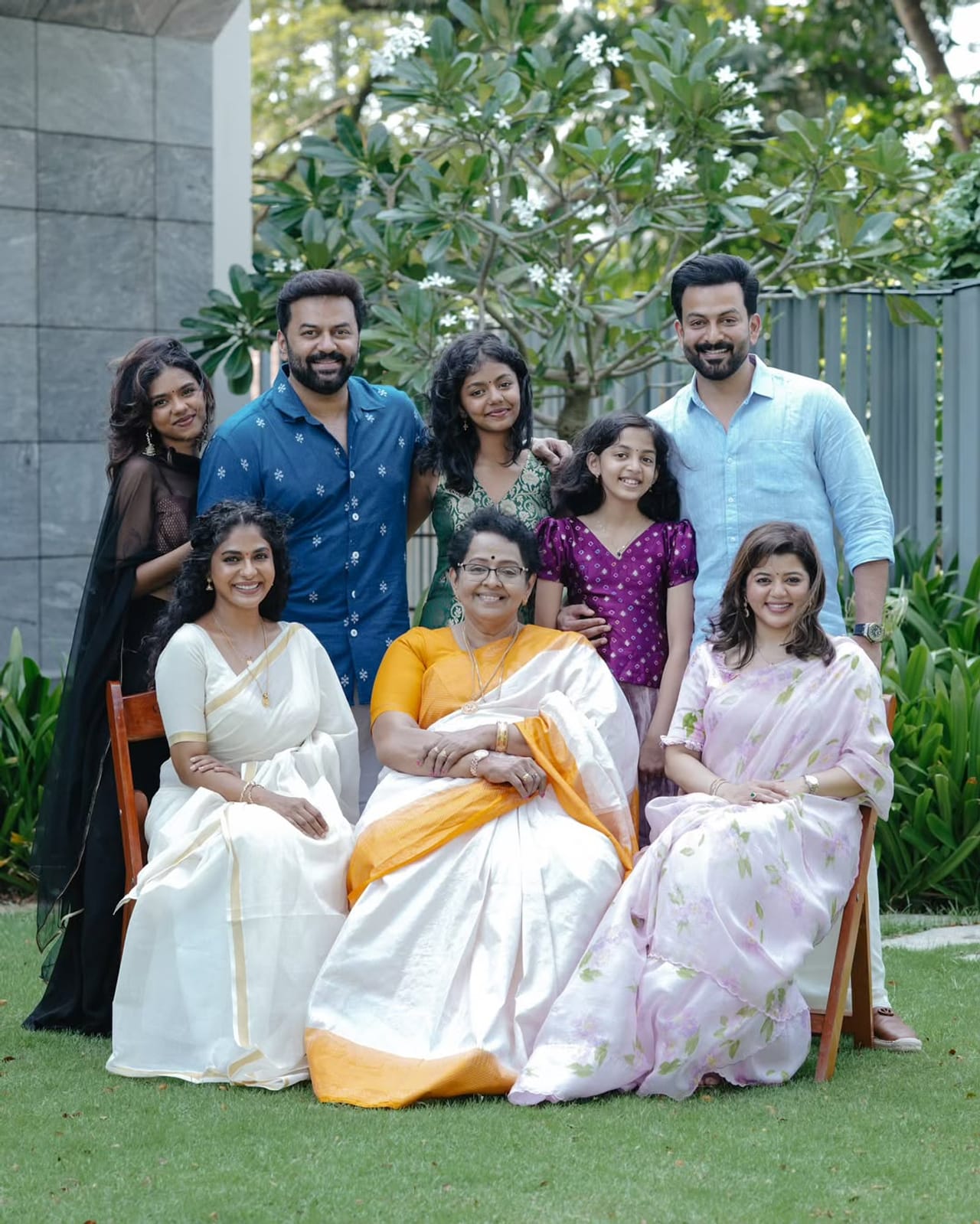 മലയാളി പ്രേക്ഷകരുടെ പ്രിയ താരകുടുംബമാണ് നടി മല്ലിക സുകുമാരന്റെത്. മക്കളും മരുമക്കളും പേരക്കുട്ടികളും ഏവർക്കും സുപരിചിതയാണ്. താരകുടുംബത്തിലെ ഓരോ വിശേഷങ്ങളും അറിയാൻ ആരാധകർക്ക് ഏറെ താൽപര്യമാണ്. എഴുപത് വയസായ അമ്മ മല്ലികയും ഇന്നും അഭിനയരംഗത്ത് സജീവമാണ്. (image credits: instagram)