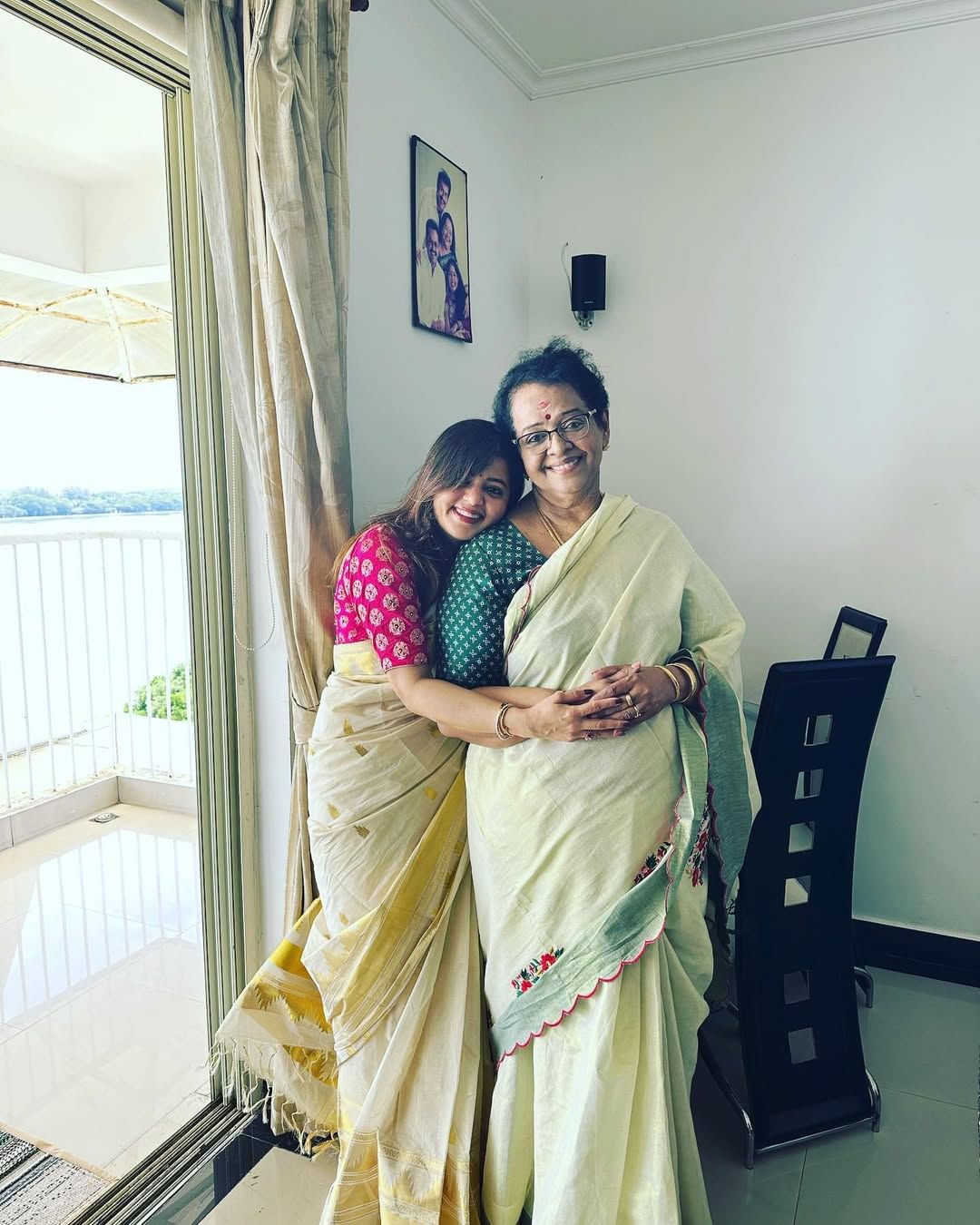 അത് അവനെ ചൊറിയാൻ വേണ്ടി ഇടയ്ക്കിടെ സുപ്രിയ എഴുതുന്നതാണെന്നാണ് മല്ലിക പറയുന്നത് . അതിൽ കാര്യം ഒന്നുമില്ല. എല്ലാ ഭാര്യമാരെയും പോലെ സങ്കടം പറയുന്നതാണ്. പോയാൽ പിന്നെ മൂന്നു മാസത്തേക്ക് കാണാൻ ഇല്ലെന്നൊക്കെ പരാതി പറയുമെന്നും മല്ലിക പറഞ്ഞു.(image credits: instagram)