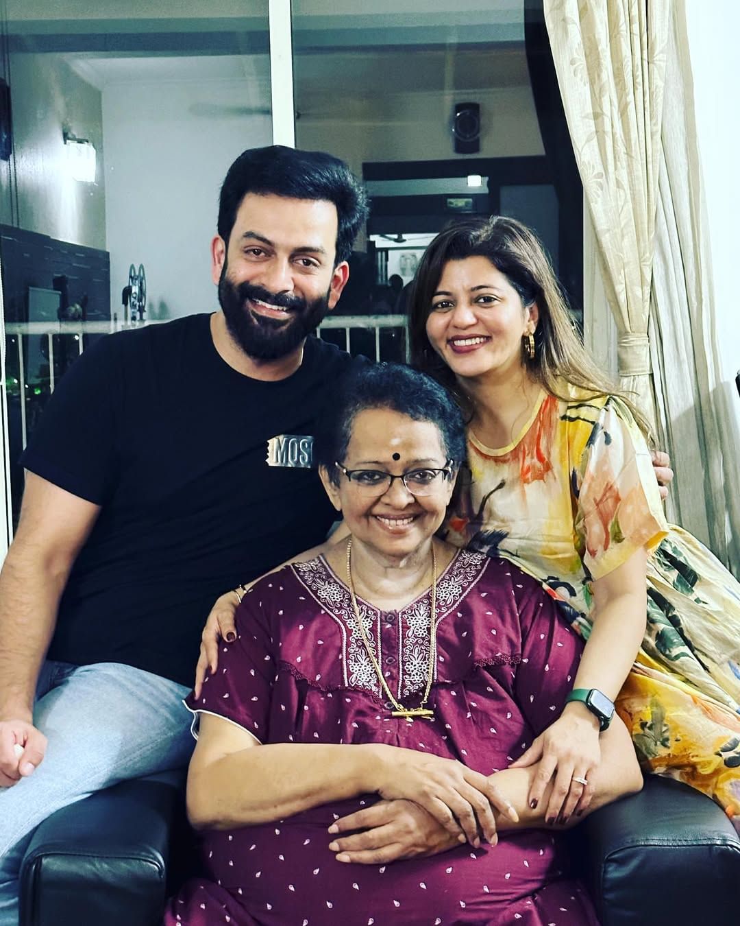 എന്നാൽ എന്നാൽ പിന്നീട് ആണ് രാജമൗലിയുടെ ചിത്രം ആകും അതെന്ന സൂചന അമ്മ നൽകിയത്. ഇപ്പോഴിതാ ഒരുപരിപാടിയിൽ പങ്കെടുക്കാൻ എത്തിയ മല്ലിക സുകുമാരൻ തന്റെ മരുമകളായ സുപ്രിയയെ കുറിച്ച് പറഞ്ഞ കാര്യങ്ങളാണ് ശ്രദ്ധേയമാകുന്നത്.
മരുമകളുടെ കമന്റിനെ കുറിച്ചായിരുന്നു മല്ലികയുടെ പ്രതികരണം. (image credits: instagram)