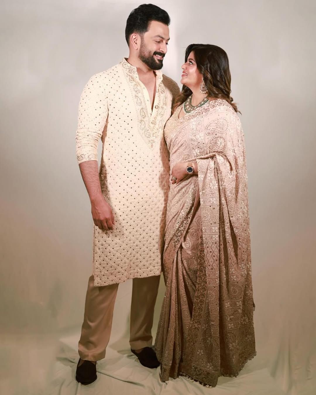 മകൻ സംവിധാനം ചെയ്ത് എമ്പുരാനെ കുറിച്ചും മല്ലിക പറയുന്നുണ്ട്. ചിത്രത്തെ കുറിച്ച് കേൾക്കുമ്പോൾ വളരെ സന്തേഷമുണ്ടെന്നാണ് മല്ലിക പറയുന്നത്. എല്ലാം ദൈവത്തിന്റെ കൈയിലാണ്. കേരളത്തിലെ പ്രേക്ഷകർ നമ്മളെ ഇതുവരെ വിട്ടുകളഞ്ഞിട്ടില്ല. ഇനിയും കൂടെ നിൽക്കും എന്നാണ് വിശ്വാസമെന്നും താരം പറഞ്ഞു. (image credits: instagram)