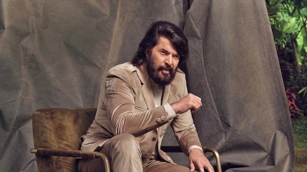 നടന്‍ മമ്മൂട്ടിക്ക് കുടല്‍ ക്യാന്‍സര്‍ ബാധിച്ചിരിക്കുന്നു അതിനാല്‍ അദ്ദേഹം വിശ്രമത്തിലാണ് എന്ന വാര്‍ത്തകളാണ് ഇപ്പോള്‍ സമൂഹമാധ്യമങ്ങളില്‍ പ്രചരിക്കുന്നത്. എന്നാല്‍ അദ്ദേഹത്തിന് യാതൊരുവിധ അസുഖങ്ങളും ഇല്ലെന്നും പ്രചരിക്കുന്നത് വ്യാജ വാര്‍ത്തയാണെന്നും അദ്ദേഹത്തിന്റെ പിആര്‍ ടീം വ്യക്തമാക്കി കഴിഞ്ഞു. (Image Credits: Instagram)