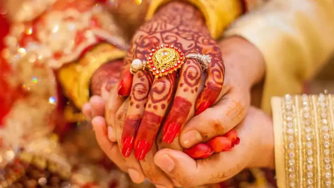 Malayalam Horoscope: സൗന്ദര്യം കൊണ്ട് പങ്കാളികളെ തിരഞ്ഞെടുക്കാത്ത രാശിക്കാർ, ആത്മാവിൻ്റെ ഭംഗി സ്നേഹിക്കുന്നവർ Malayalam Horoscope: സൗന്ദര്യം കൊണ്ട് പങ്കാളികളെ തിരഞ്ഞെടുക്കാത്ത രാശിക്കാർ, ആത്മാവിൻ്റെ ഭംഗി സ്നേഹിക്കുന്നവർ