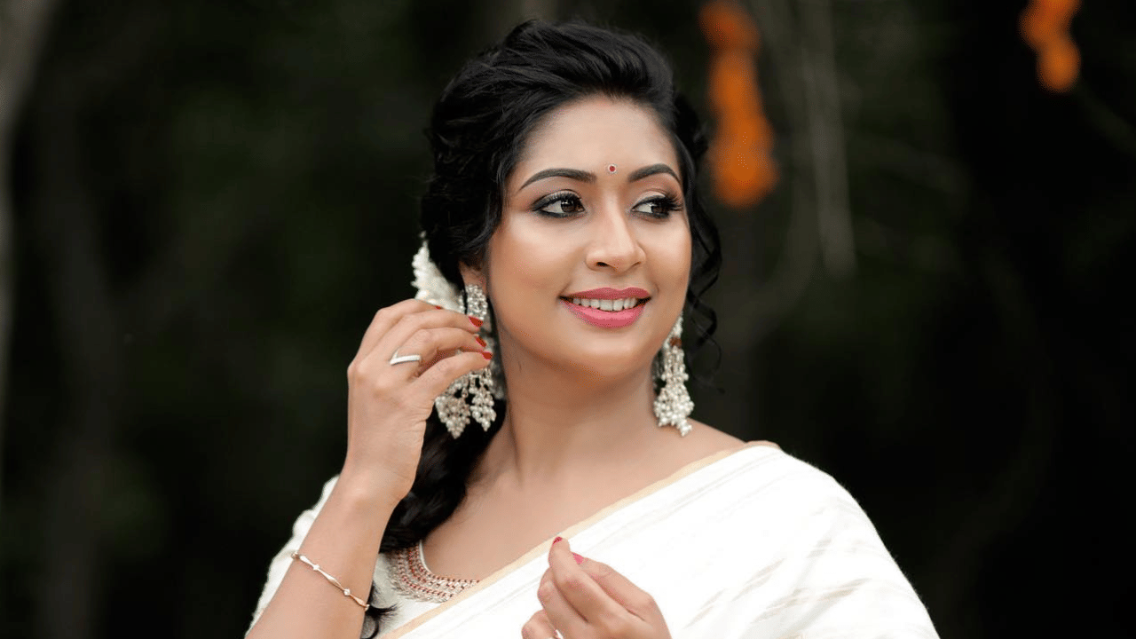 Navya Nair: അദ്ദേഹം സ്‌ക്രിപ്റ്റിലില്ലാത്ത കാര്യം പറഞ്ഞപ്പോൾ ഒന്നു പോടോയെന്ന് ഞാൻ തിരിച്ച് പറഞ്ഞു: നവ്യ നായർ
