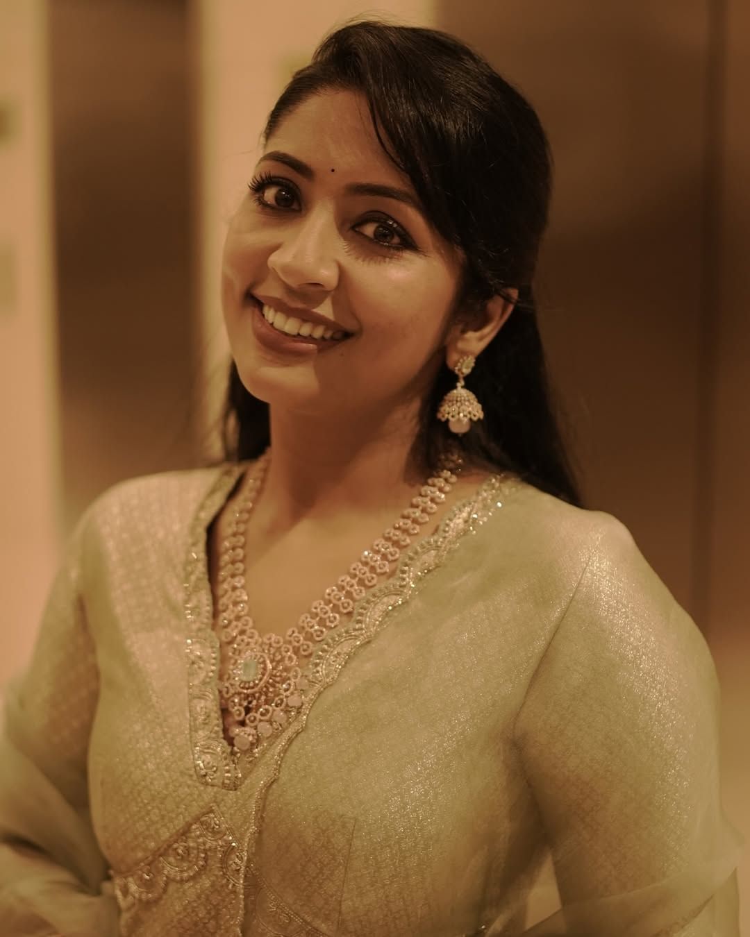 സെക്യൂരിറ്റി ജീവനക്കാരന് മുത്തശ്ശിയെ വേദിക്കരികില് നിന്ന് മാറ്റാന് ശ്രമിക്കുന്നുണ്ടെങ്കിലും അത് കൂട്ടാക്കാതെ നവ്യയെ അടുത്തേയ്ക്ക് വിളിച്ച് അവർ ആശ്വസിപ്പിക്കുന്നതാണ് വീഡിയോയിൽ കാണുന്നത്. കൃഷ്ണന്റെ മായാജാലം ഇങ്ങനെയും എന്ന അടിക്കുറിപ്പോടെയാണ് വീഡിയോ പങ്കുവെച്ചിരിക്കുന്നത്. (Image Credits:Instagram)