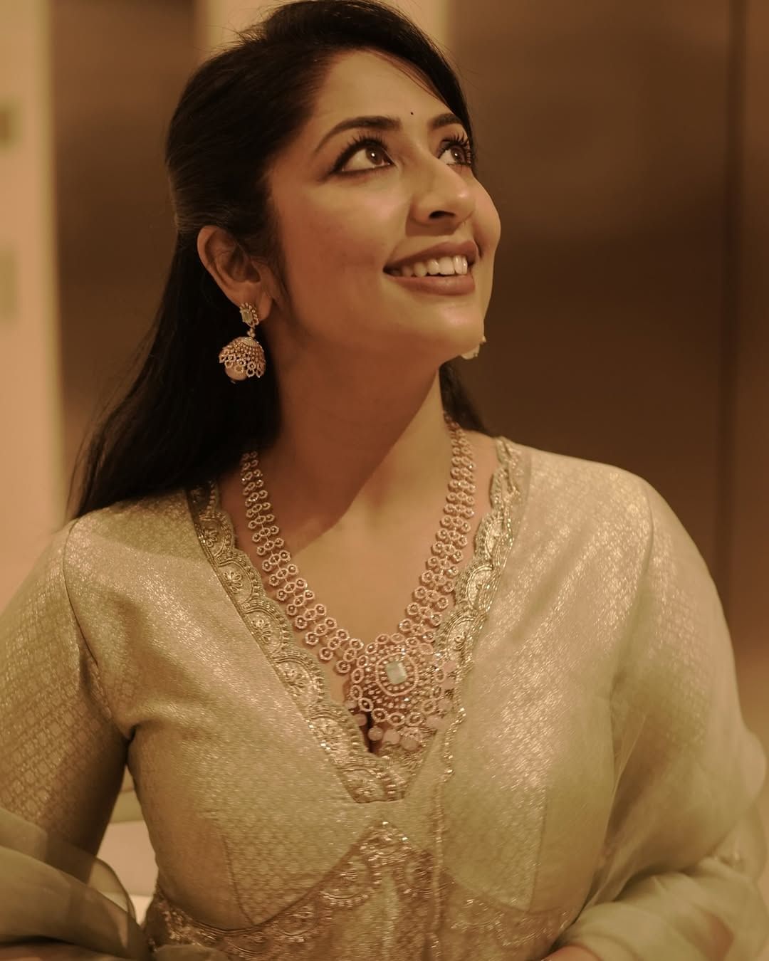 നൃത്തം കഴിയാറയപ്പോൾ വികാരഭരിതയായ നവ്യയെയാണ് കാണാൻ സാധിക്കുന്നത്. കൃഷ്ണ സ്തുതി കേട്ട് കരഞ്ഞ് നില്ക്കുന്ന നവ്യയെ ആശ്വസിപ്പിക്കാന് വേദിക്കടുത്തേയ്ക്ക് ഓടിയെത്തിയ മുത്തശ്ശിയേയും വീഡിയോയില് കാണാം. (Image Credits:Instagram)
