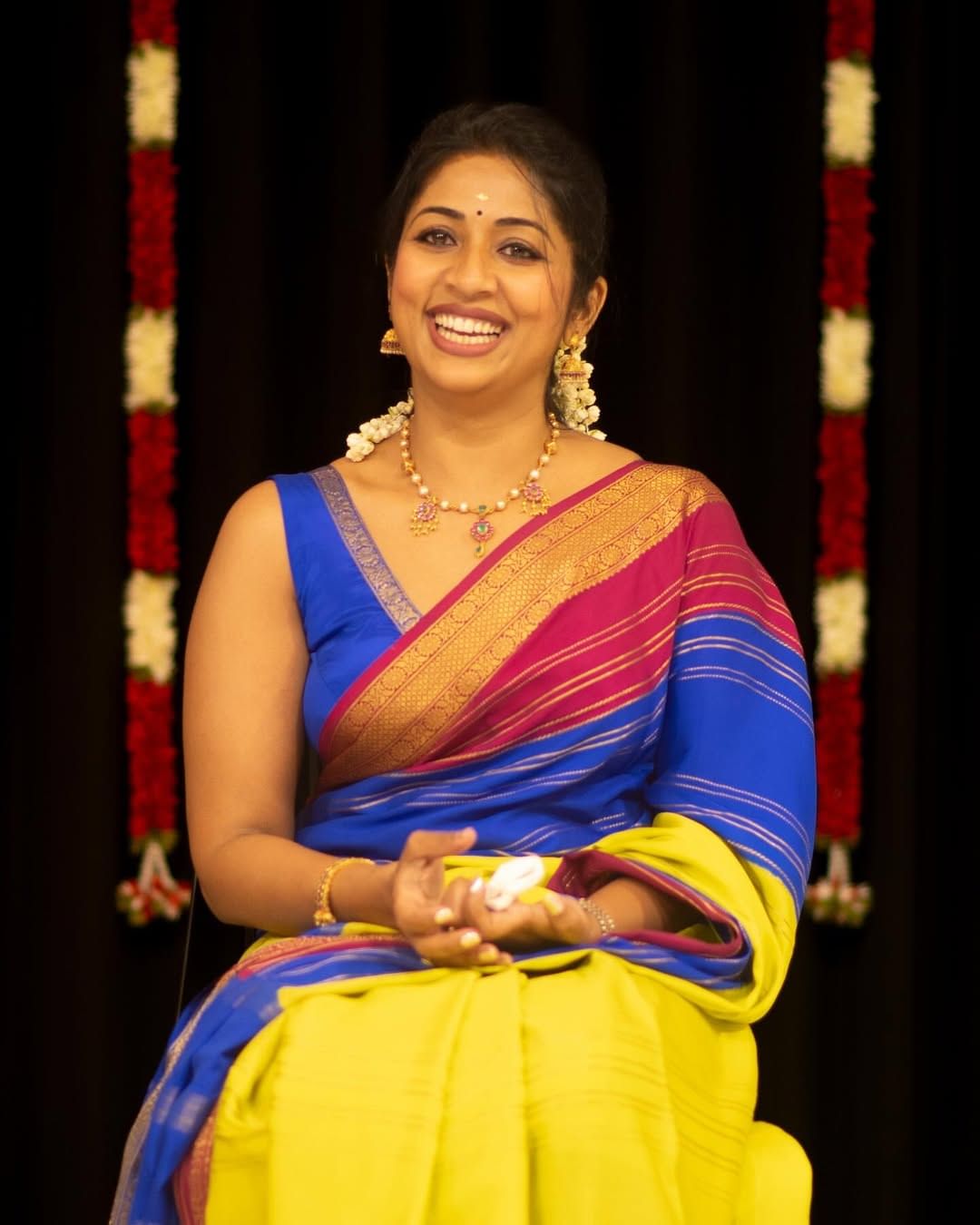ചുരുങ്ങിയ സമയം കൊണ്ട് നിരവധി പേരാണ് വീഡിയോ കണ്ടത്. നിരവധി പേരാണ് ലൈക്കും കമന്റുമായി എത്തുന്നത്. ഇതിനു പിന്നാലെ സംഭവത്തിൽ പ്രതികരിച്ചും താരമെത്തി. എനിക്ക് പറയാന് വാക്കുകളില്ല, സര്വ്വം കൃഷ്ണാര്പ്പണം എന്നായിരുന്നു ഈ ചിത്രം പങ്കുവച്ച് കൊണ്ട് താരം കുറിച്ചത്. . ഈ നിമിഷം പകര്ത്തിയതിന് നന്ദിയും താരം പറഞ്ഞിട്ടുണ്ട്. (Image Credits:Instagram)
