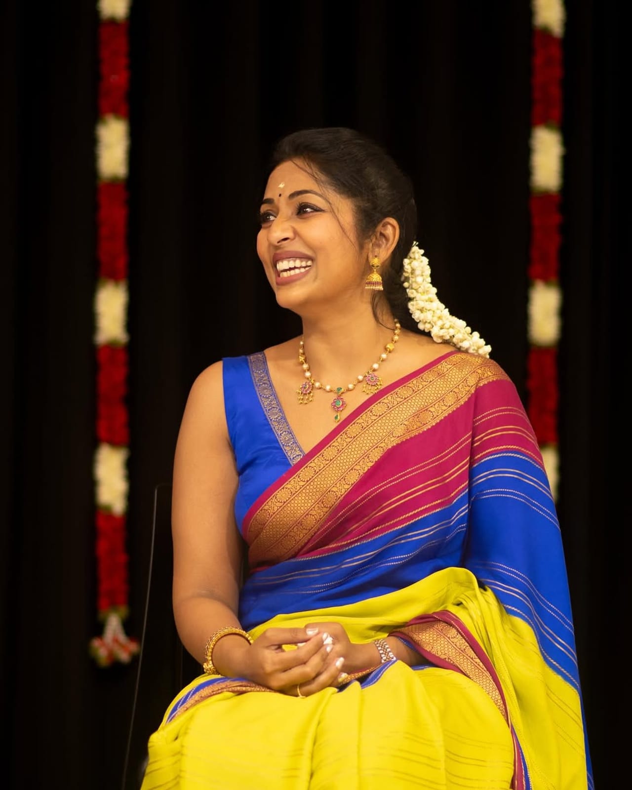 മലയാളികളുടെ എക്കാലത്തെയും പ്രിയപ്പെട്ട നായികയാണ് നവ്യാ നായർ. അഭിനയ ജീവിതത്തില്‍ സജീവമല്ലെങ്കിലും നടി നൃത്ത വേദിയില്‍ ഇപ്പോഴും സജീവമാണ്. തന്റെ നൃത്ത വിദ്യാലയമായ മാതംഗിയുടെ പ്രവര്‍ത്തനങ്ങളും ഡാന്‍സ് പ്രോഗ്രാമുമൊക്കെയായി തിരക്കിലാണ് നവ്യ നായര്‍. (Image Credits:Instagram)