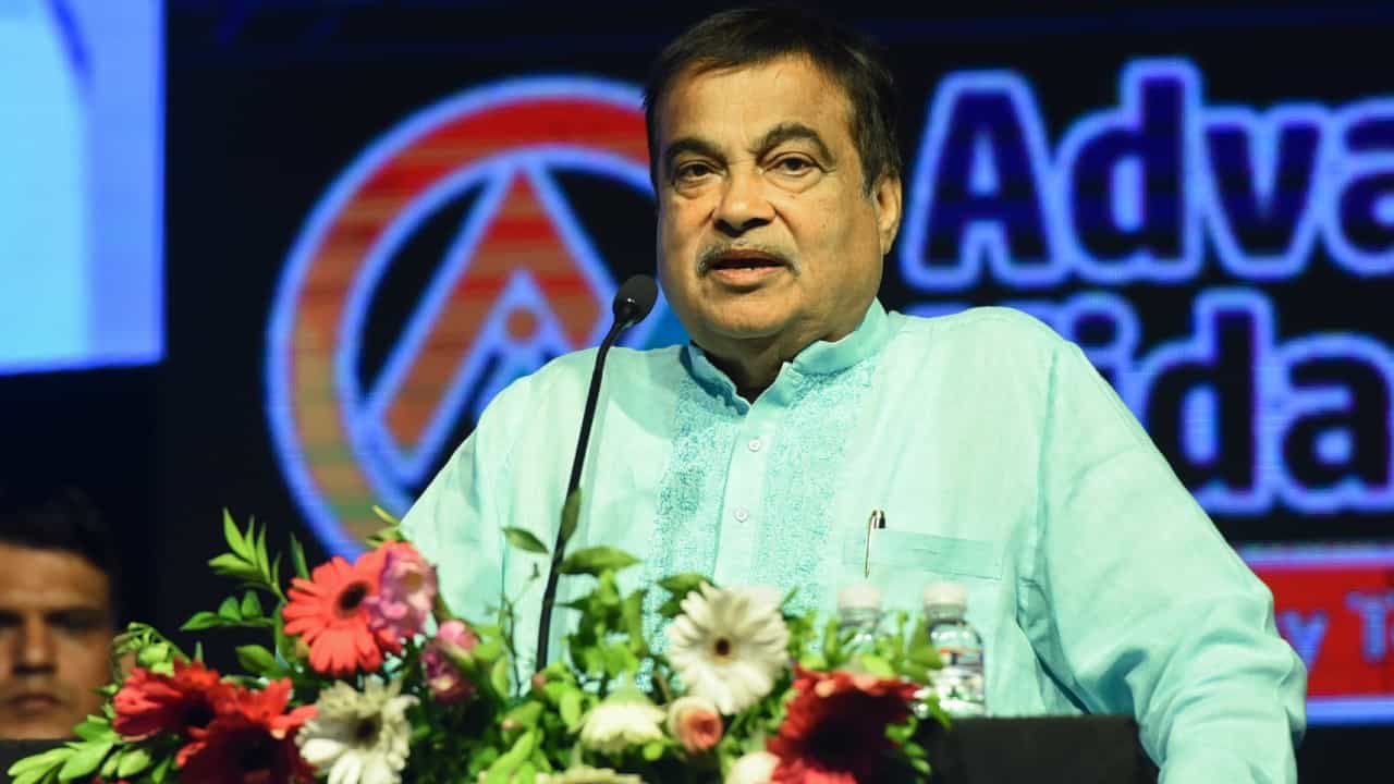 Nitin Gadkari: ആളുകൾ ജാതിഭ്രാന്തുള്ളവരല്ല, പക്ഷേ രാഷ്ട്രീയക്കാർ അങ്ങനെയാണ്; ആരോപണവുമായി കേന്ദ്രമന്ത്രി നിതിൻ ഗഡ്കരി