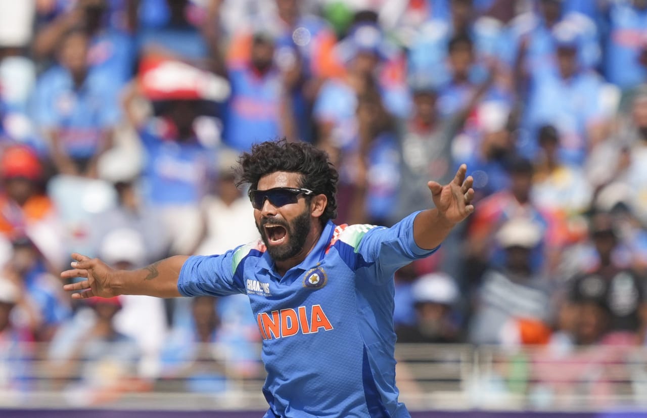 രവീന്ദ്ര ജഡേജ ക്രിക്കറ്റ് കരിയർ അവസാനിപ്പിക്കുന്നു എന്ന് അഭ്യൂഹം. ചാമ്പ്യൻസ് ട്രോഫി ഫൈനലിന് ശേഷം ജഡേജ കരിയർ അവസാനിപ്പിച്ചേക്കുമെന്നാണ് സമൂഹമാധ്യമങ്ങൾ പറയുന്നത്. ഇപ്പോൾ നടന്നുകൊണ്ടിരിക്കുന്ന ചാമ്പ്യൻസ് ട്രോഫി ഫൈനലിനിടെയാണ് സമൂഹമാധ്യമങ്ങളിൽ അഭ്യൂഹം ഉയർന്നത്. (Image Credits- PTI)
