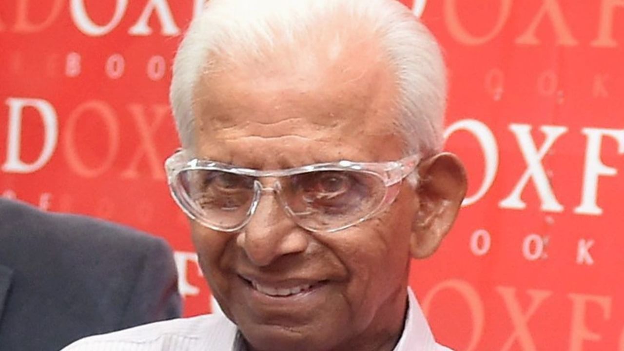 124 ഫസ്റ്റ് ക്ലാസ് മത്സരങ്ങളില്‍ നിന്ന് 589 വിക്കറ്റുകള്‍ നേടിയിട്ടുണ്ട്. 16 റണ്‍സ് വഴങ്ങി എട്ട് വിക്കറ്റ് വീഴ്ത്തിയതാണ് ഏറ്റവും മികച്ച പ്രകടനം. 19.69 ആയിരുന്നു ബൗളിങ് ശരാശരി. ഇന്നിങ്‌സില്‍ 42 തവണയാണ് അഞ്ച് വിക്കറ്റ് നേട്ടം കൈവരിച്ചത്. ശിവാല്‍ക്കറുടെ വിയോഗത്തില്‍ ബിസിസിഐ അനുശോചിച്ചു (Image Credits: PTI)