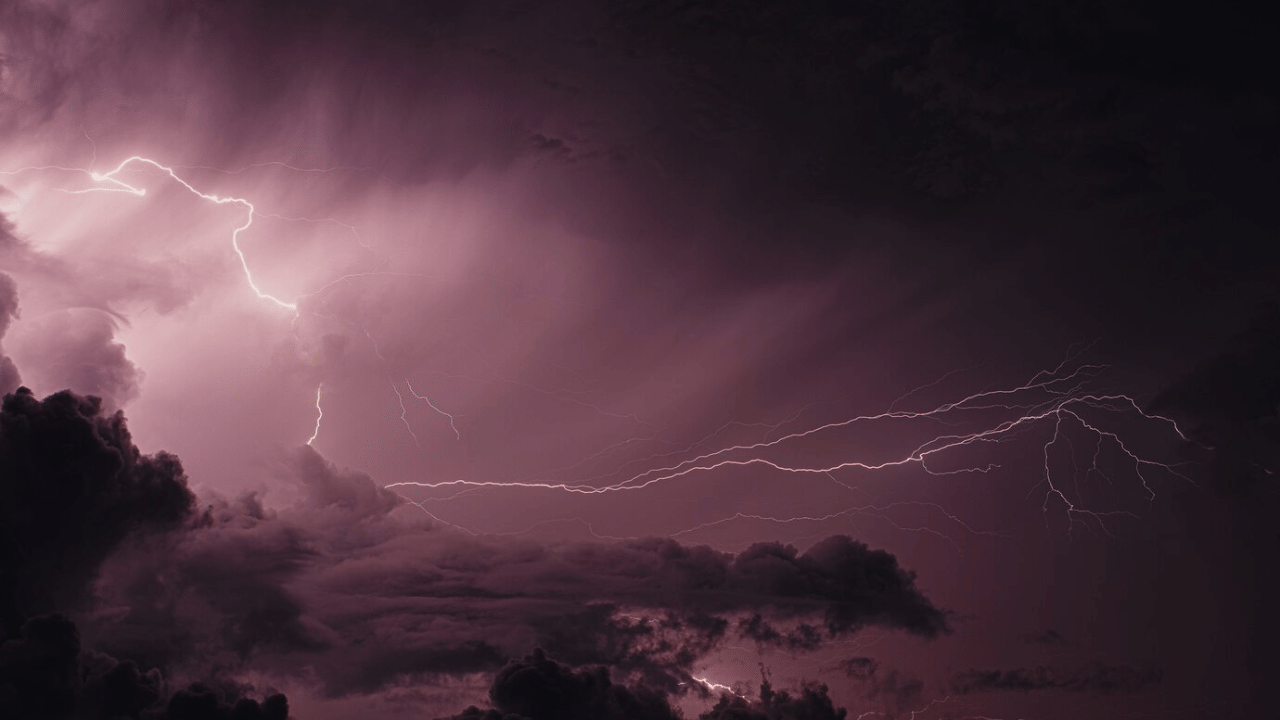 Palakkad Lightning Strike: എറയൂർ ക്ഷേത്രത്തിലെ പൂരത്തിനിടെ മൂന്ന് പേർക്ക് മിന്നലേറ്റു; ആശുപത്രിയിലേക്ക് മാറ്റി