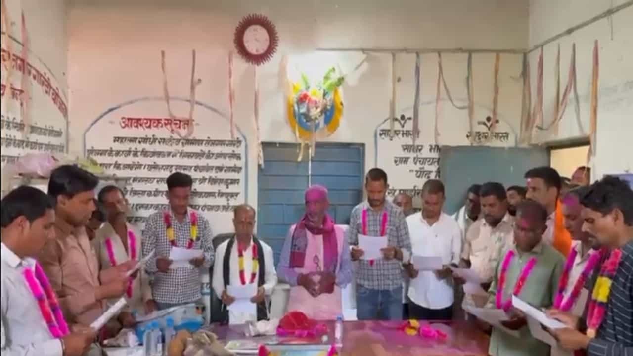 Viral News: സ്ഥാനമേറ്റെടുക്കേണ്ട ദിവസം നാലു പേര്‍ സംസ്‌കാരചടങ്ങില്‍ പങ്കെടുക്കാന്‍ പോയി; രണ്ട് നിയുക്ത പഞ്ചായത്ത് അംഗങ്ങള്‍ക്ക് നാണം; ഒടുവില്‍ സത്യപ്രതിജ്ഞ ചെയ്തത് ഭര്‍ത്താക്കന്മാര്‍