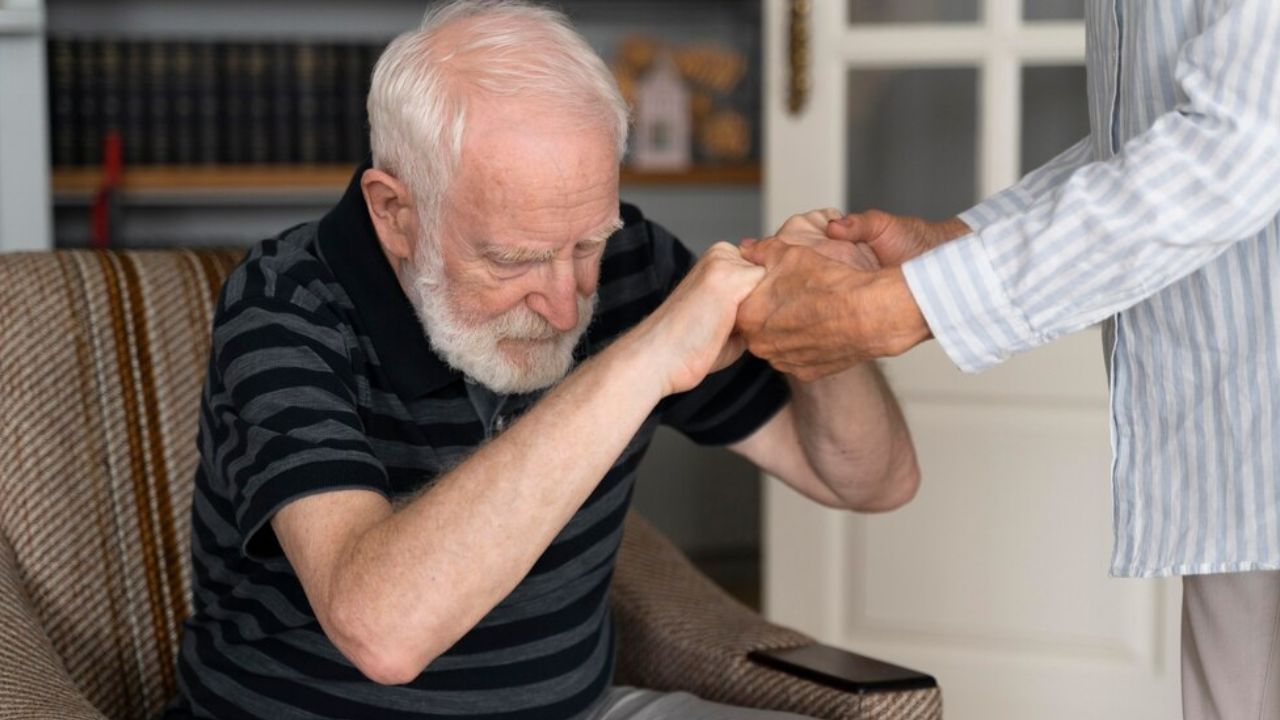 ഇതിന് പുറമെ ചില രോഗങ്ങളുടെ ലക്ഷണങ്ങള്‍ കൂടിയാണ് കണ്ണ് തുടിക്കല്‍. പാര്‍ക്കിന്‍സണ്‍സ് രോഗമുള്ളവര്‍ക്ക് കണ്ണ് തുടിക്കും. ന്യൂറോ സംബന്ധമായ അസുഖങ്ങളില്‍ ഈ അവസ്ഥ വരും.