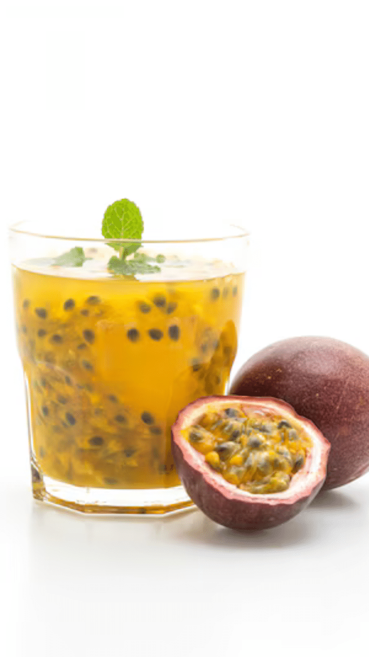 Passion Fruit : പർപ്പിൾ, മഞ്ഞ എന്നിവയാണ് ഏറ്റവും അറിയപ്പെടുന്ന പാഷൻ ഫ്രൂട്ടിലെ ഇനങ്ങൾ. ഈ പഴത്തിന്റെ 76 ശതമാനവും ജലാംശം ആണ്.