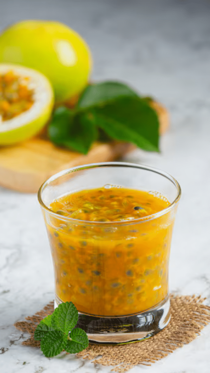 Passion Fruit : പാസിഫ്ലോറ എഡുലിസ് എന്നറിയപ്പെടുന്ന ഈ ഫലത്തിൽ അവശ്യ വൈറ്റമിനുകളും ധാതുക്കളും ആന്റി ഓക്സിഡന്റുകളും ധാരാളമുണ്ട്.