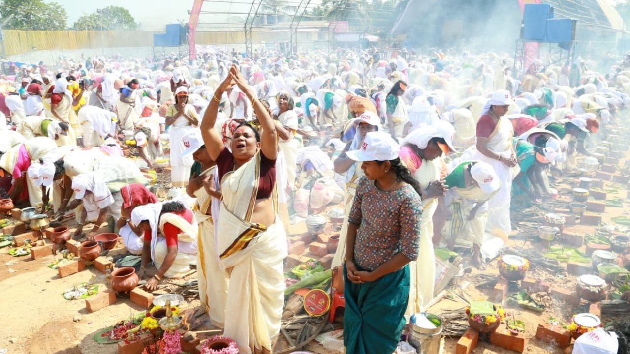 പടിഞ്ഞാറ് ദിശയിലേക്കാണ് നിങ്ങള്‍ സമര്‍പ്പിക്കുന്ന പൊങ്കാല തിളച്ച് തൂവുന്നതെങ്കില്‍ നിങ്ങളുടെ മനസിലുള്ള കാര്യങ്ങള്‍ നടക്കണമെങ്കില്‍ വളരെയധികം ബുദ്ധിമുട്ടേണ്ടതായി വരും. (Image Credits: Social Media)